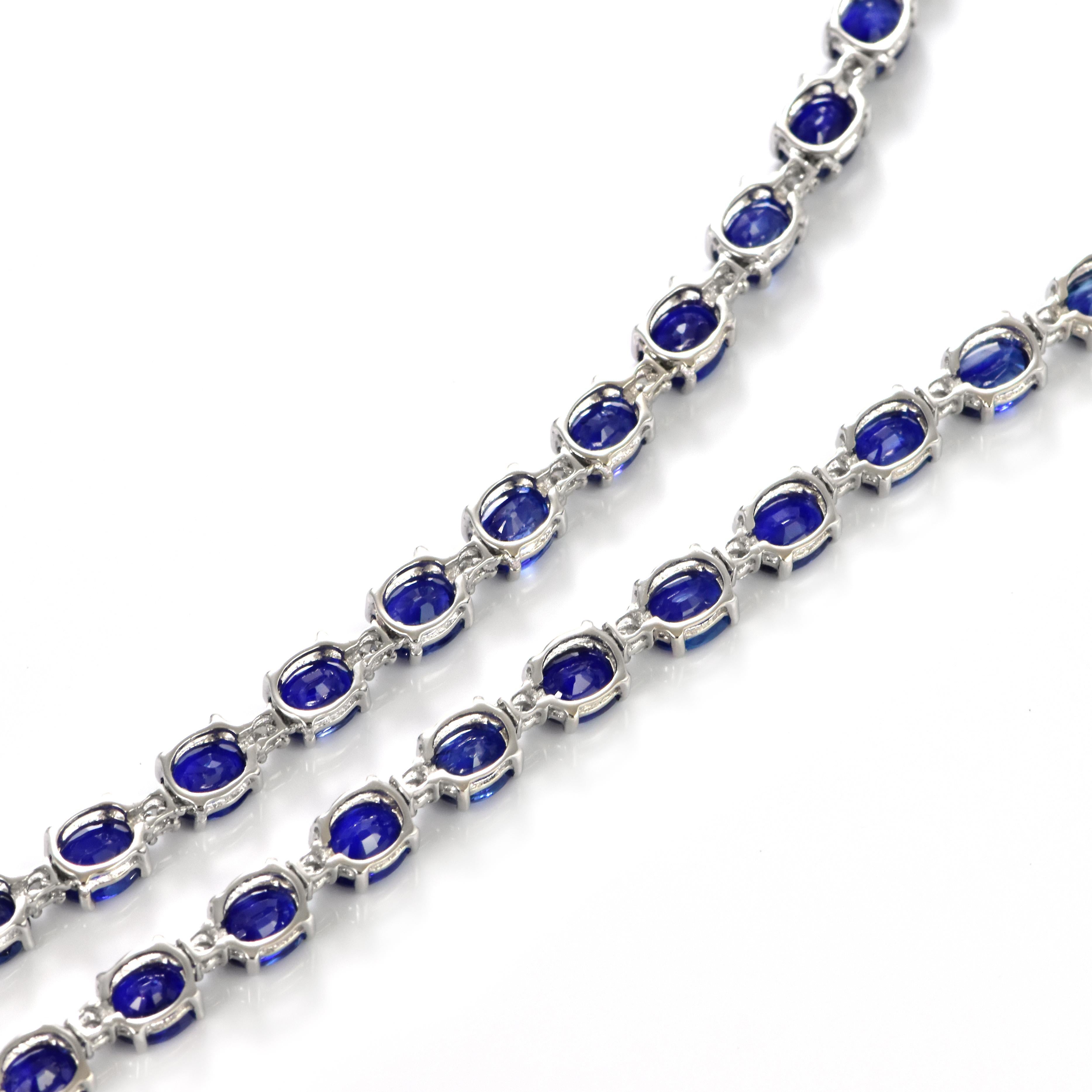 25.62 Carat Natural Ceylon Sapphires and Diamonds Necklace Made in Platinum For Sale 4