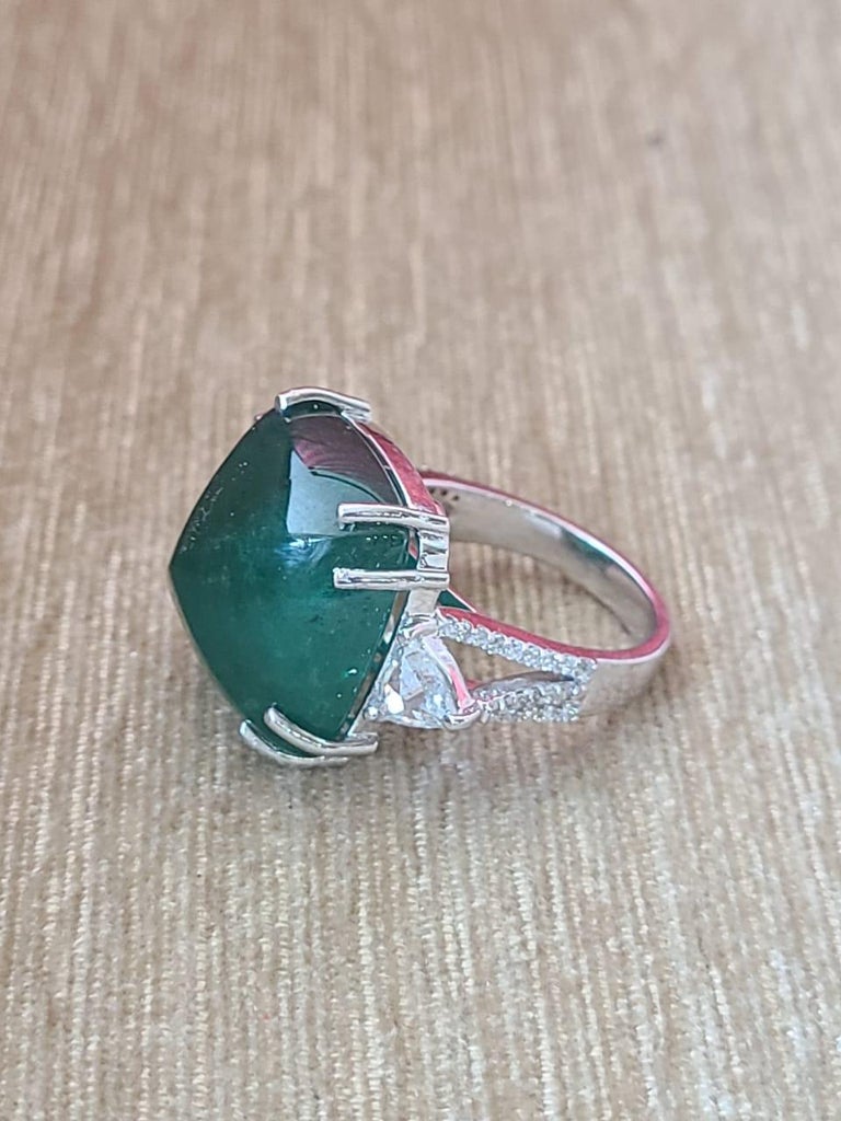 25.66 Carats, Sugarloaf Emerald & Trillion Diamonds Cocktail/ Engagement Ring In New Condition For Sale In Hong Kong, HK