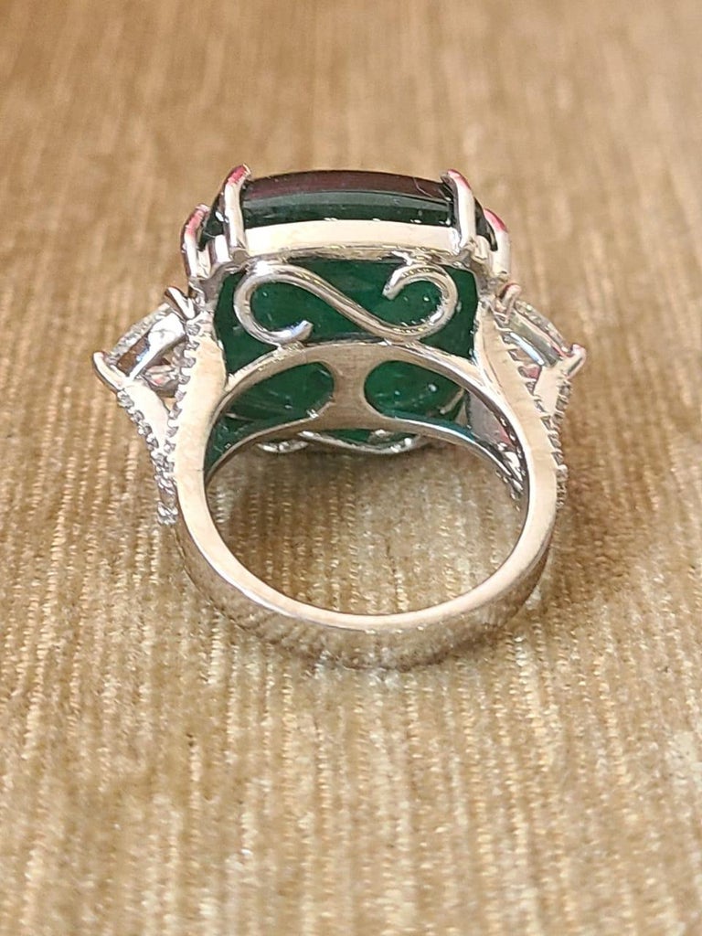 Women's or Men's 25.66 Carats, Sugarloaf Emerald & Trillion Diamonds Cocktail/ Engagement Ring For Sale