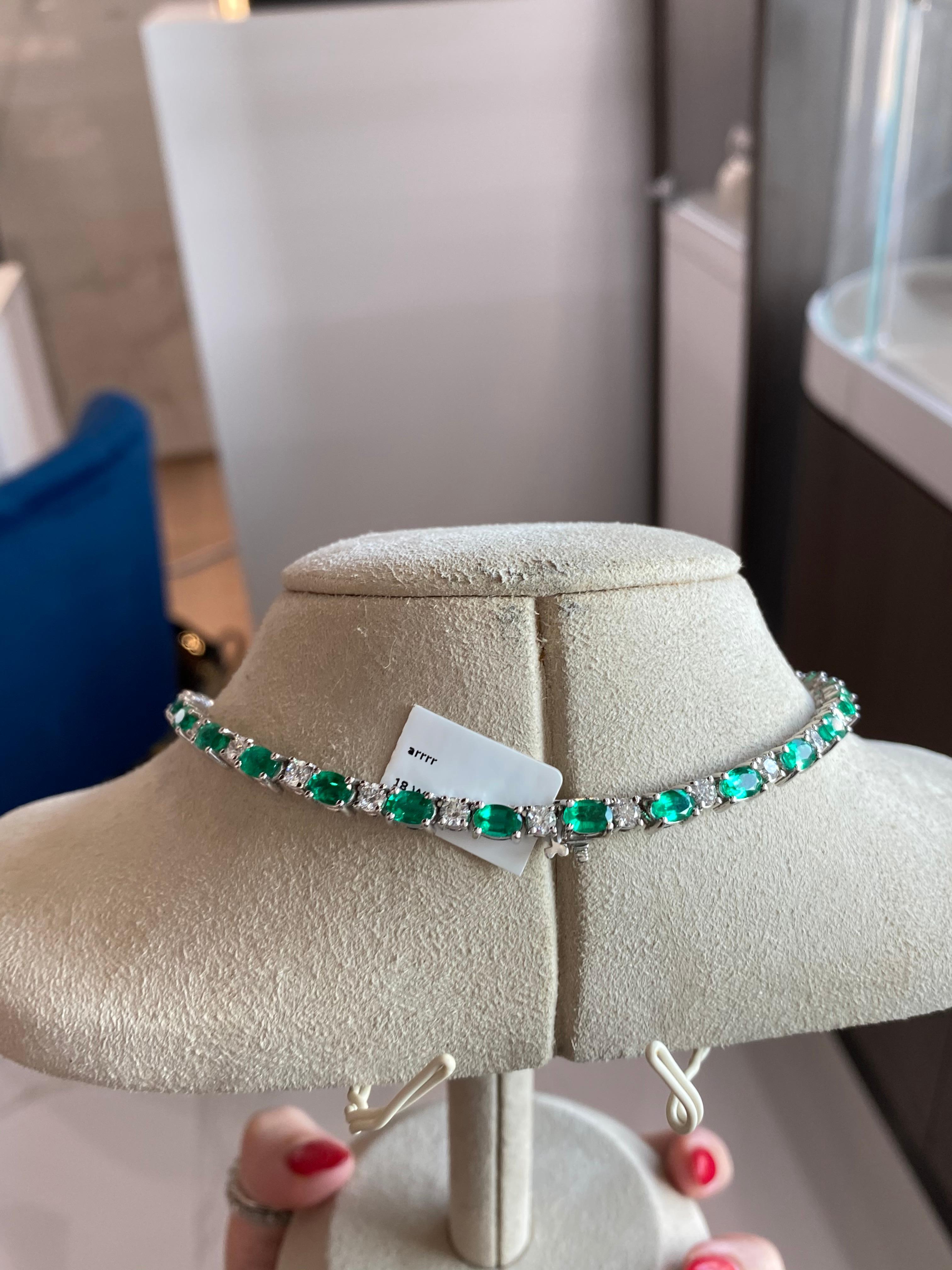 25.68 Carat Oval Cut Emerald and 8.66 Carat Round Diamond Necklace For Sale 1