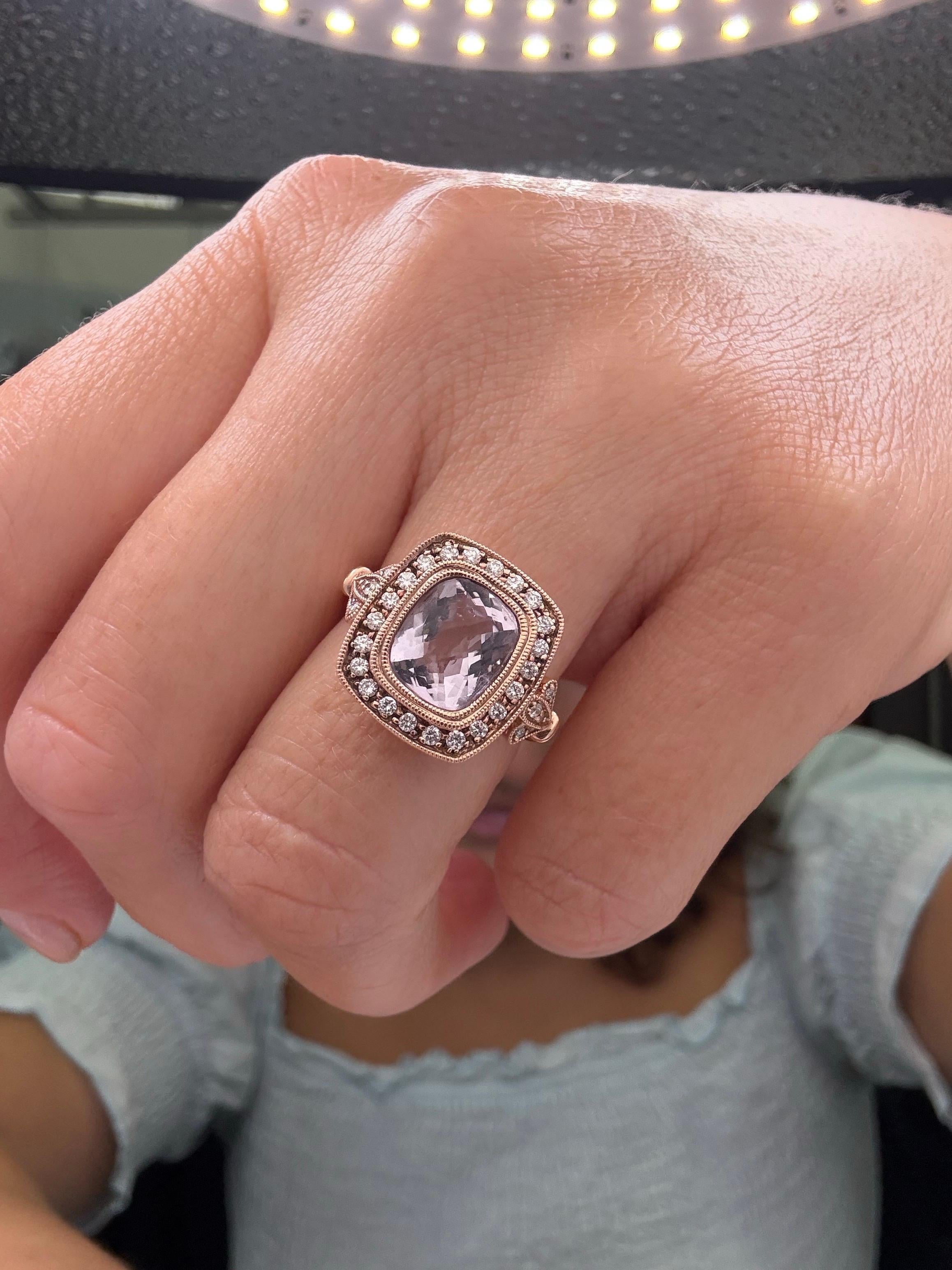 2,56 carati di ametista centrale di Francia, una splendida ametista di colore rosa, circondata da 0,35 carati di diamanti in oro rosa 14KT, questo anello è così femminile, così floreale e così elegante che riceverà tonnellate di complimenti! I