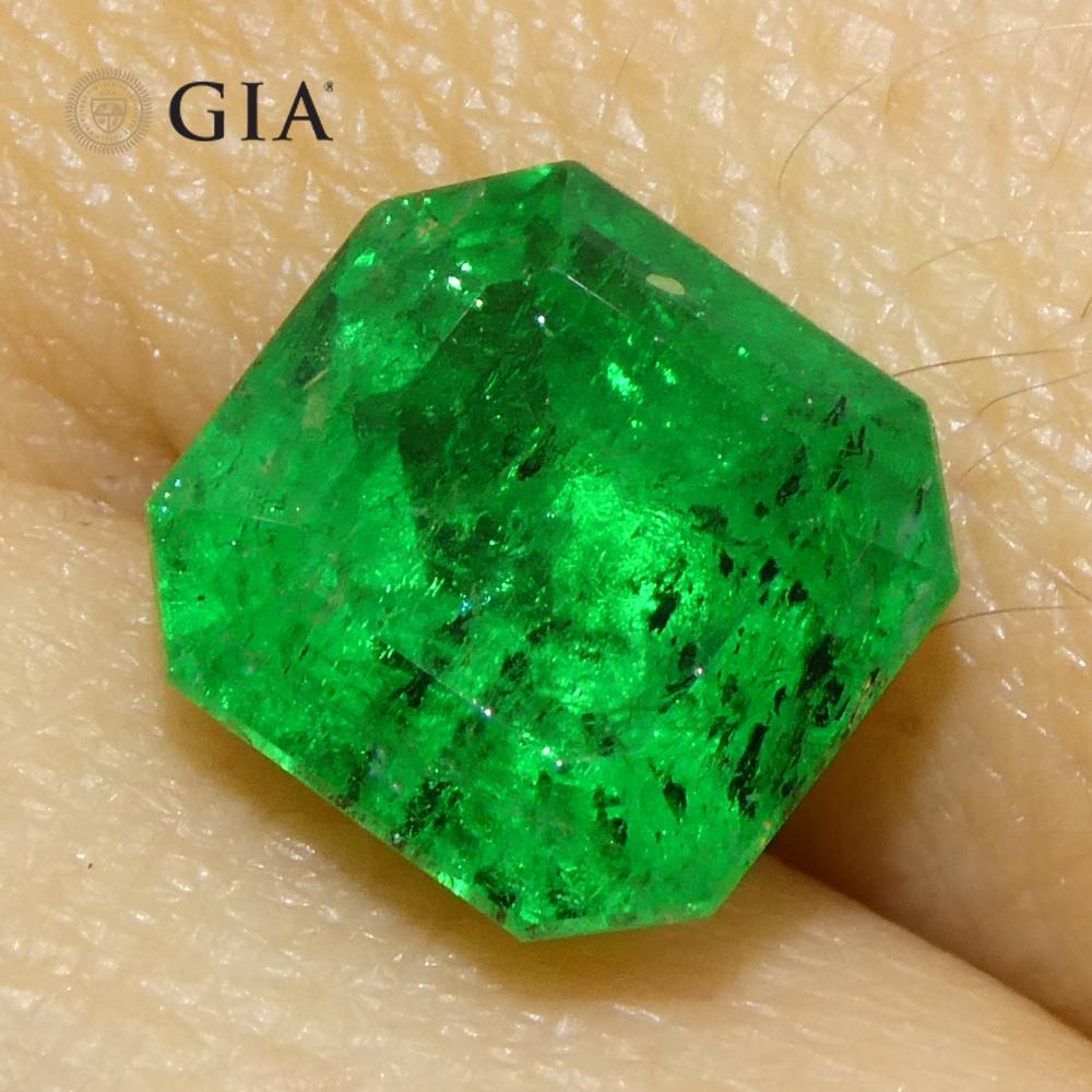 Esmeralda verde octogonal/esmeralda de 2.56 ct certificada por el GIA Colombia en venta 7