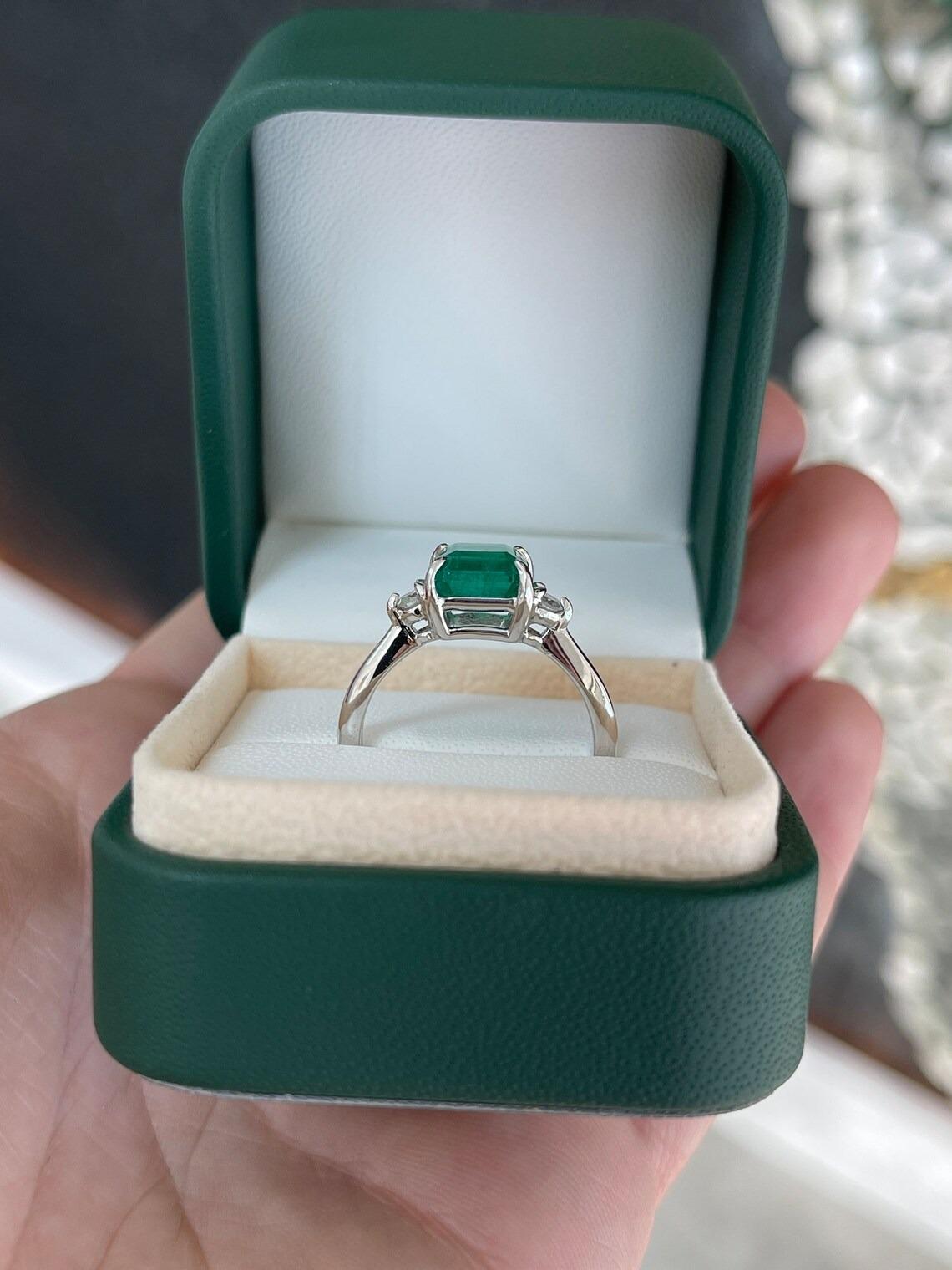 2.56tcw 14K Lush Dark Green Genuine Emerald-Asscher Cut & Diamond 3 Stone Ring (bague à 3 pierres) en vente 1