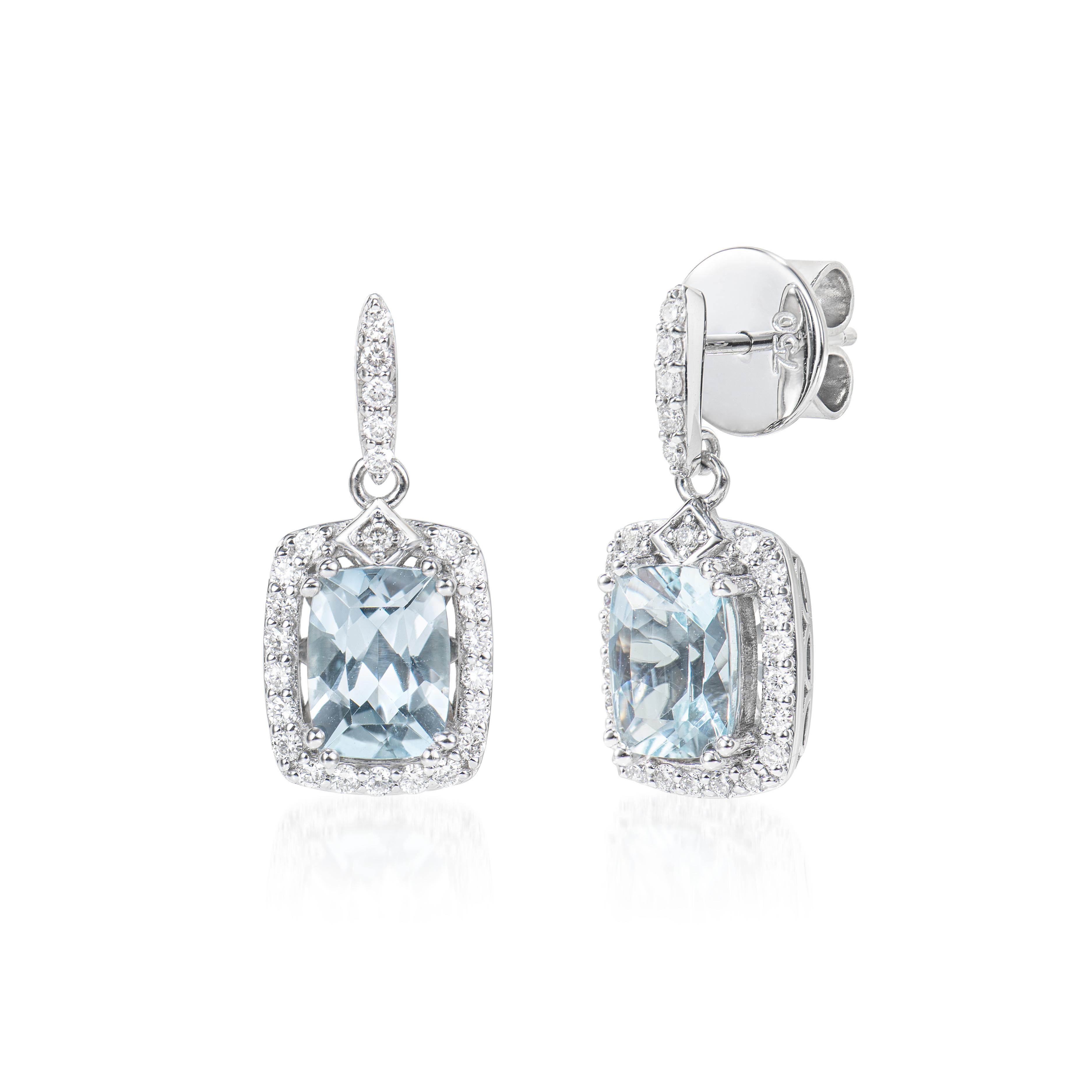 Taglio cuscino Sunita Nahata Acquamarina 2.57ct. Orecchini a goccia in 18KWG con diamante in vendita