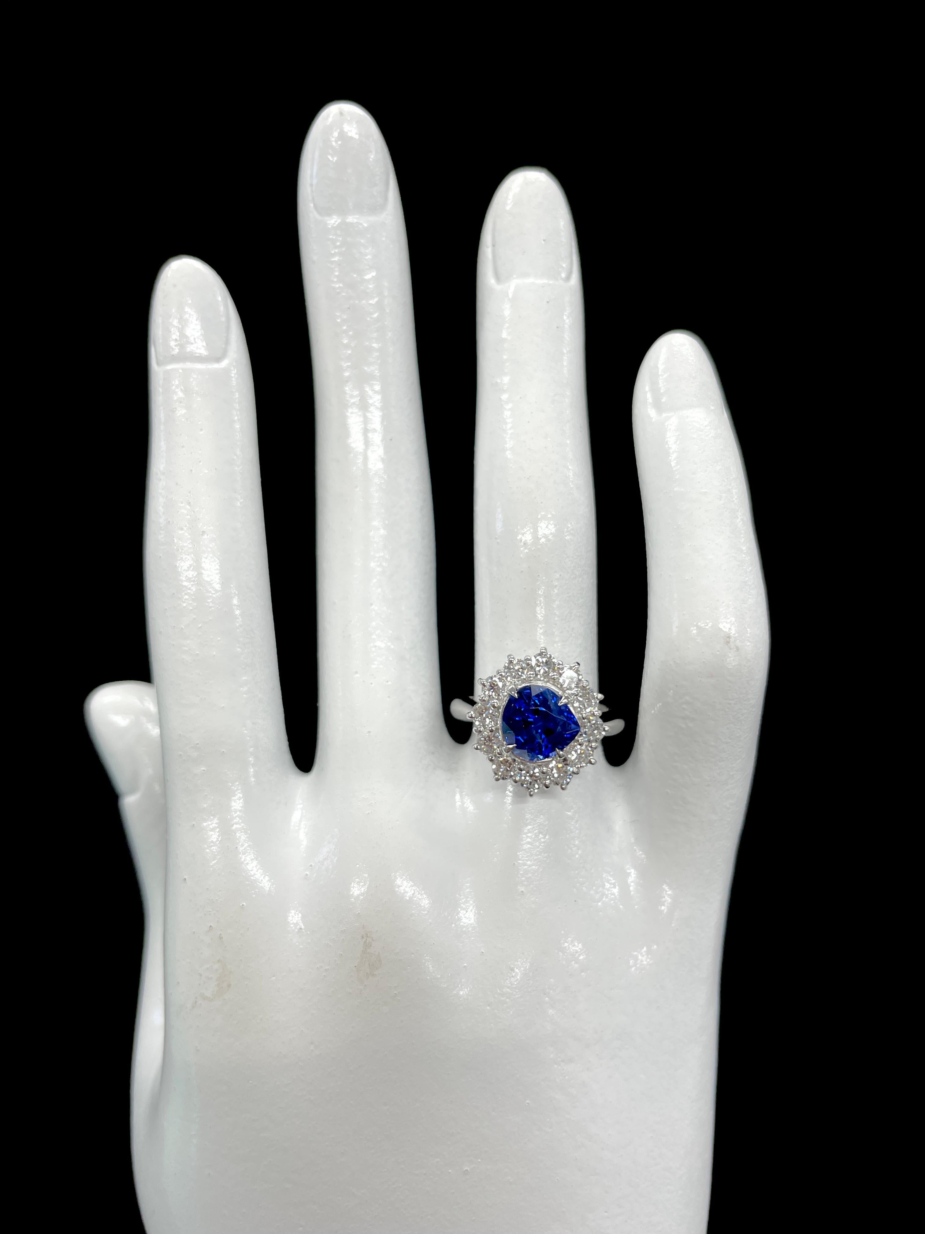 2.57 Carat Natural Royal Blue Sapphire and Diamond Ring Set in Platinum For Sale 1