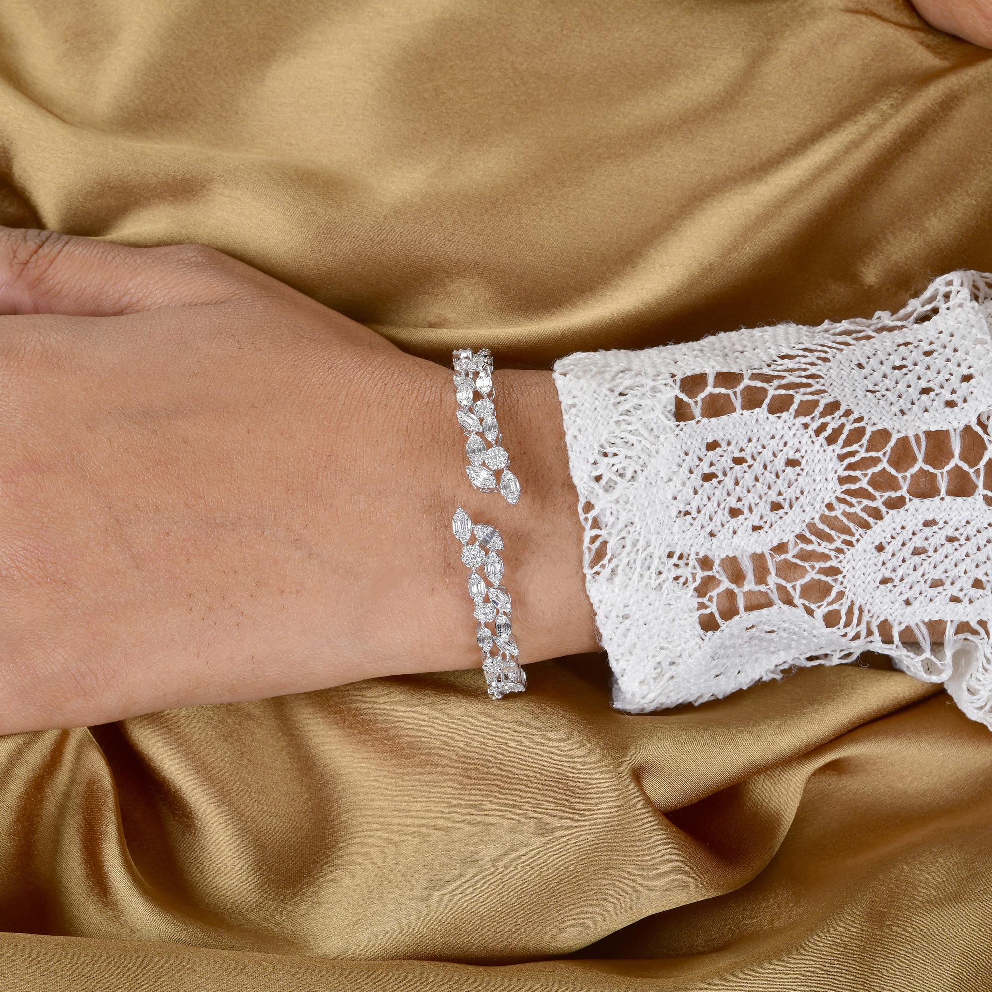 Bracciale nuziale in oro bianco 18k con diamanti da 2,57 carati SI/H Tutte le tariffe pagate 
Il bracciale è caratterizzato da diamanti tagliati a grappolo che formano dei piccoli charms a forma di marquise incastonati in un bracciale dal design