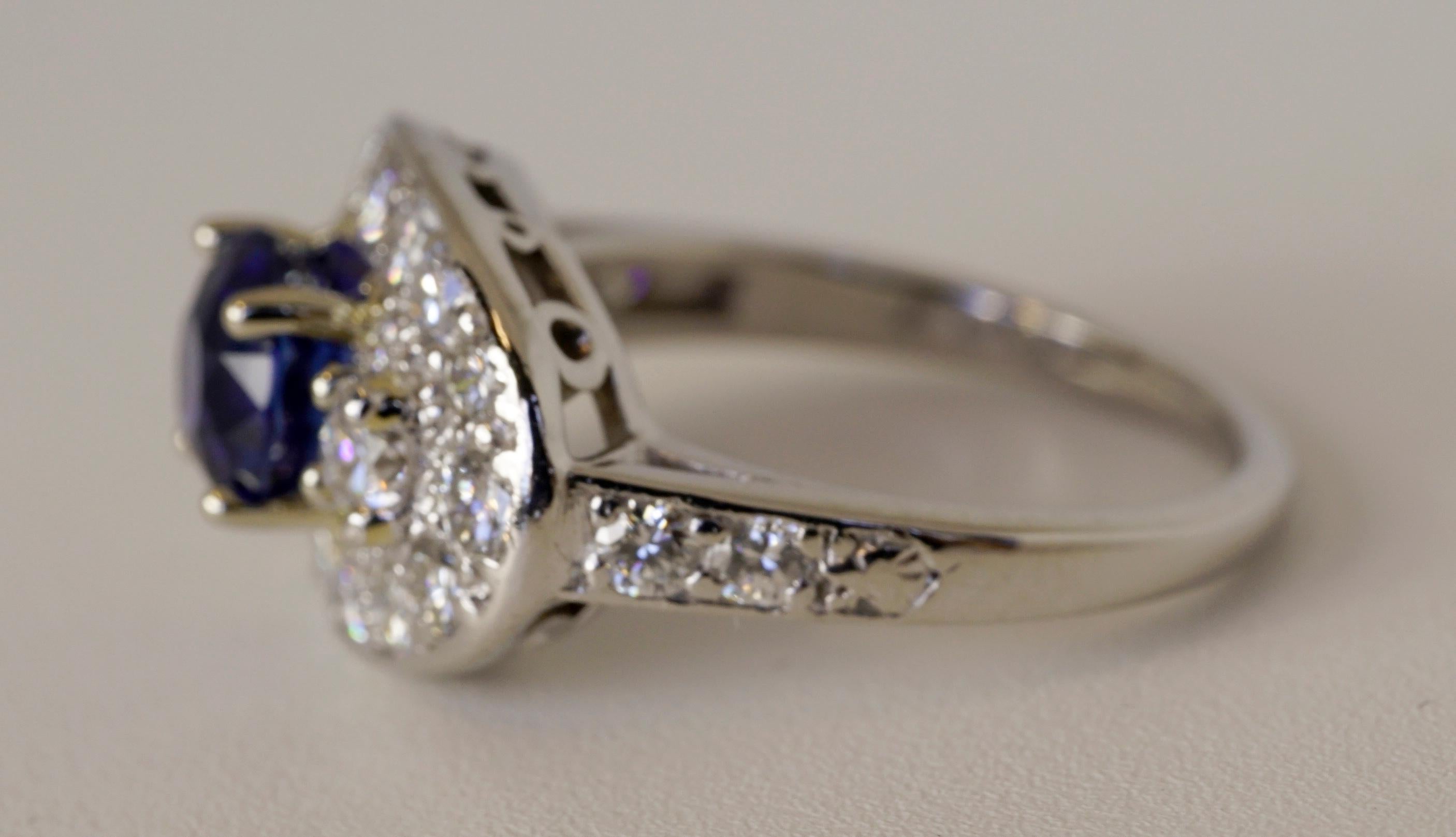 Art Deco 2.57 Carats Ceylon Sapphire and Diamonds Platinum Ring For Sale