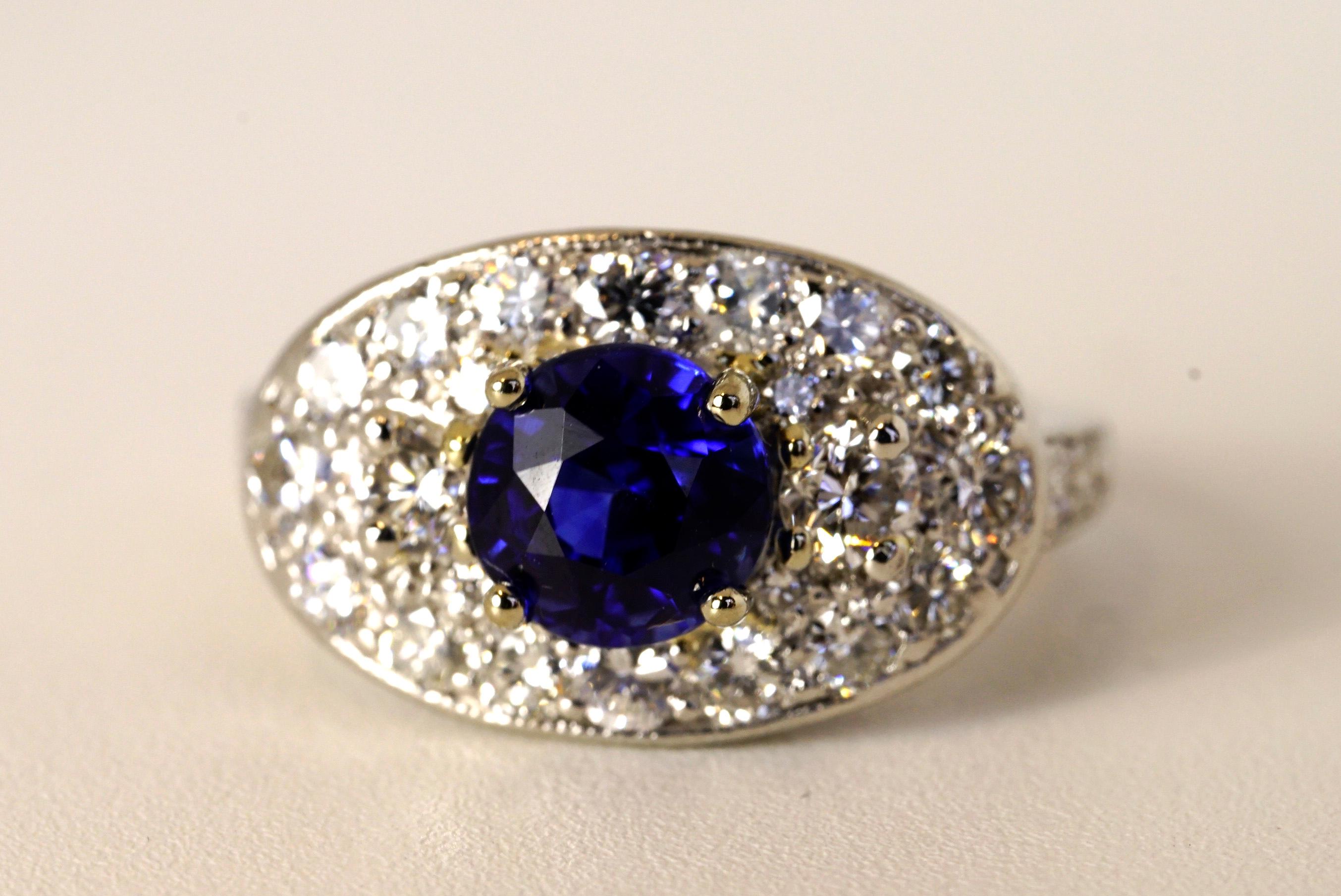 Round Cut 2.57 Carats Ceylon Sapphire and Diamonds Platinum Ring For Sale