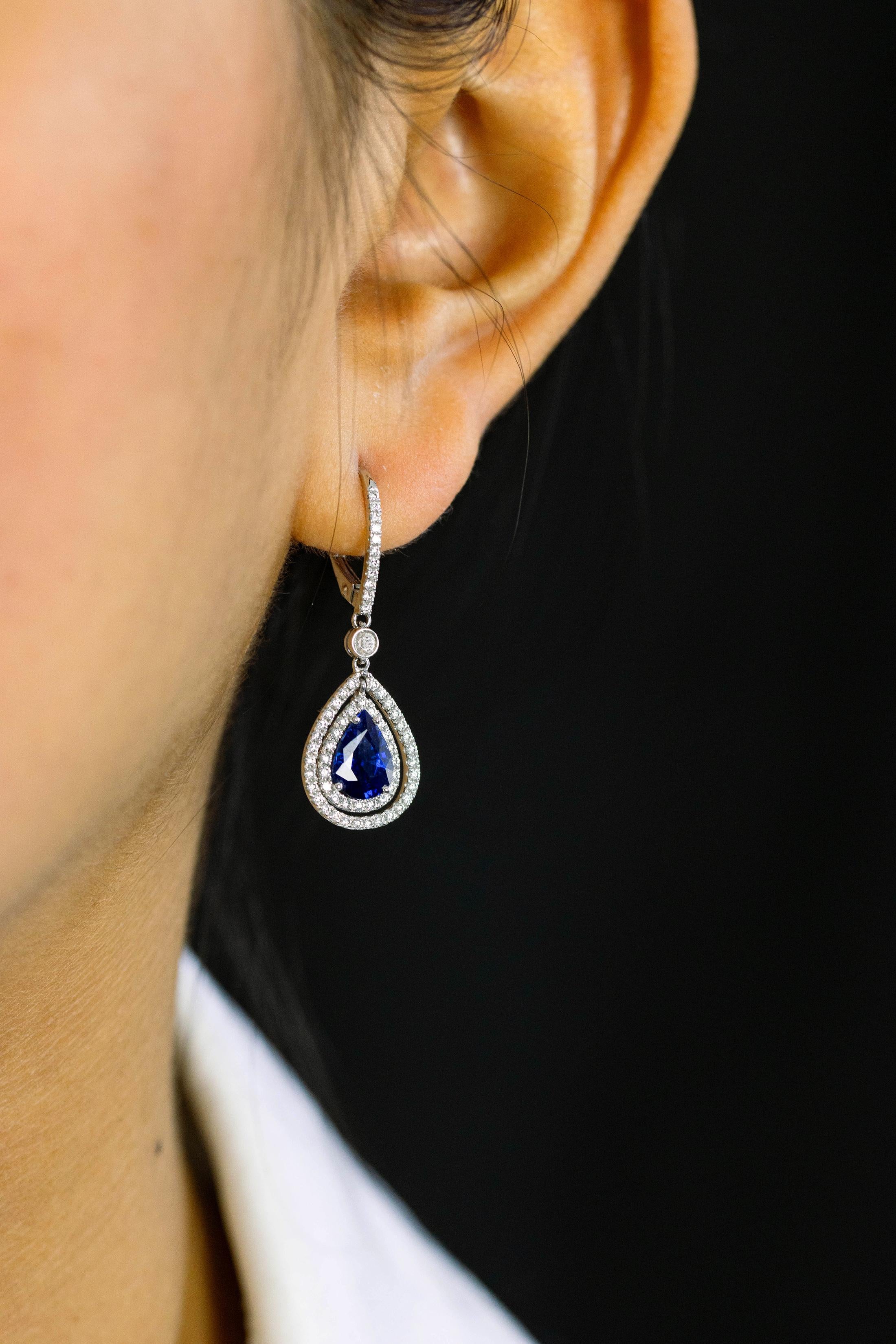 2,57 Karat birnenförmiger blauer Saphir mit Diamant-Doppel Halo-Ohrhänger (Tropfenschliff) im Angebot