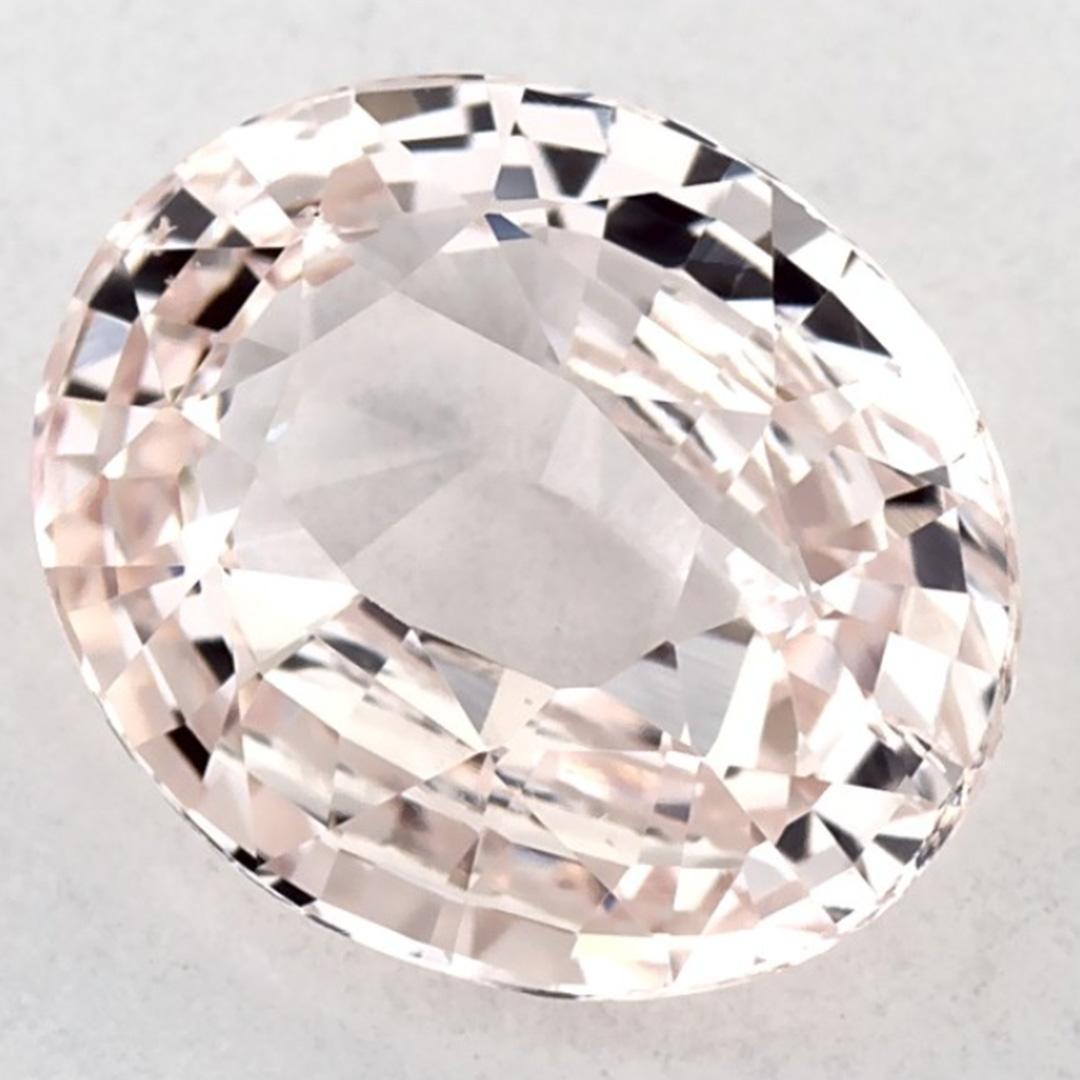 Este zafiro rosa natural ofrece elegancia y sofisticación. Con su rica saturación de color y su corte preciso, es la pieza central perfecta para un anillo de compromiso o un diseño de joyería de lujo.

Este zafiro procede de Sri Lanka (Ceilán),