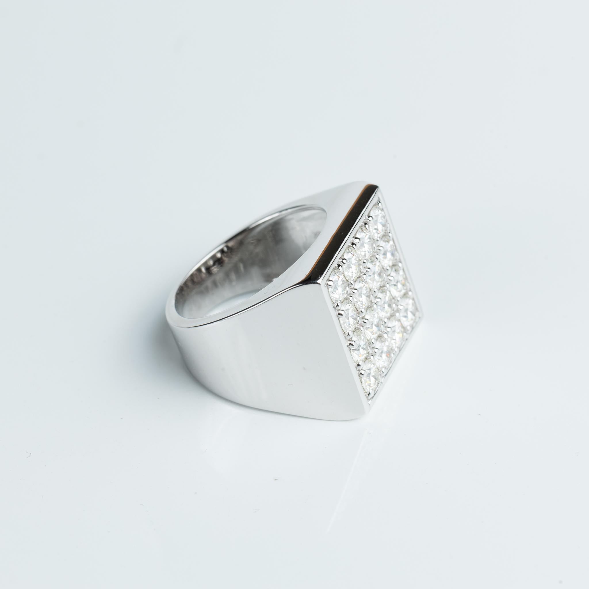 Asscher Cut 2.57 Total Carat Weight Round Cut Diamond in 18k White Gold Signet Ring  For Sale