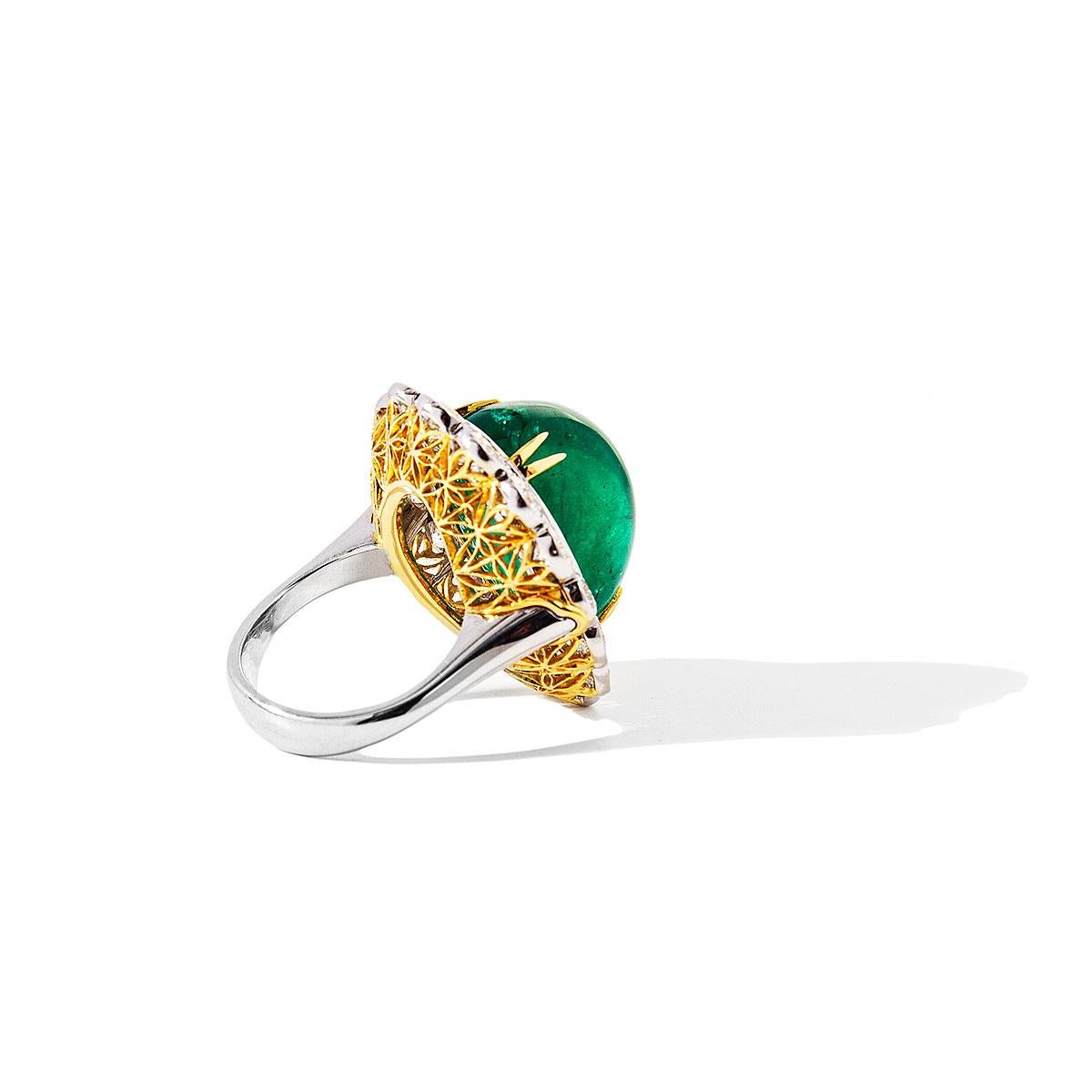 25,70 Karat Smaragd umgeben von GIA-zertifizierten 4,97 Karat D Farbe Diamanten (Cabochon) im Angebot