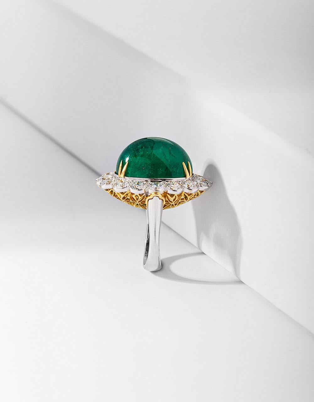 25,70 Karat Smaragd umgeben von GIA-zertifizierten 4,97 Karat D Farbe Diamanten für Damen oder Herren im Angebot