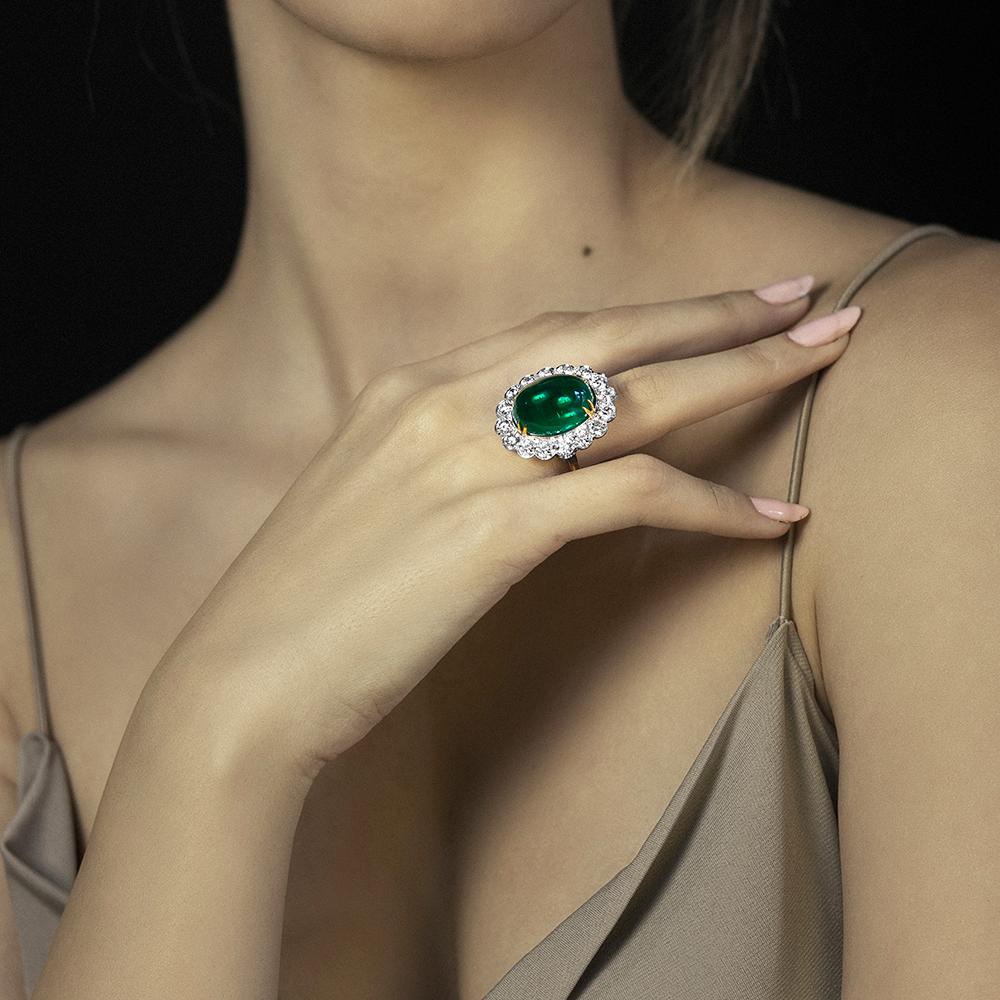 25,70 Karat Smaragd umgeben von GIA-zertifizierten 4,97 Karat D Farbe Diamanten im Angebot 1