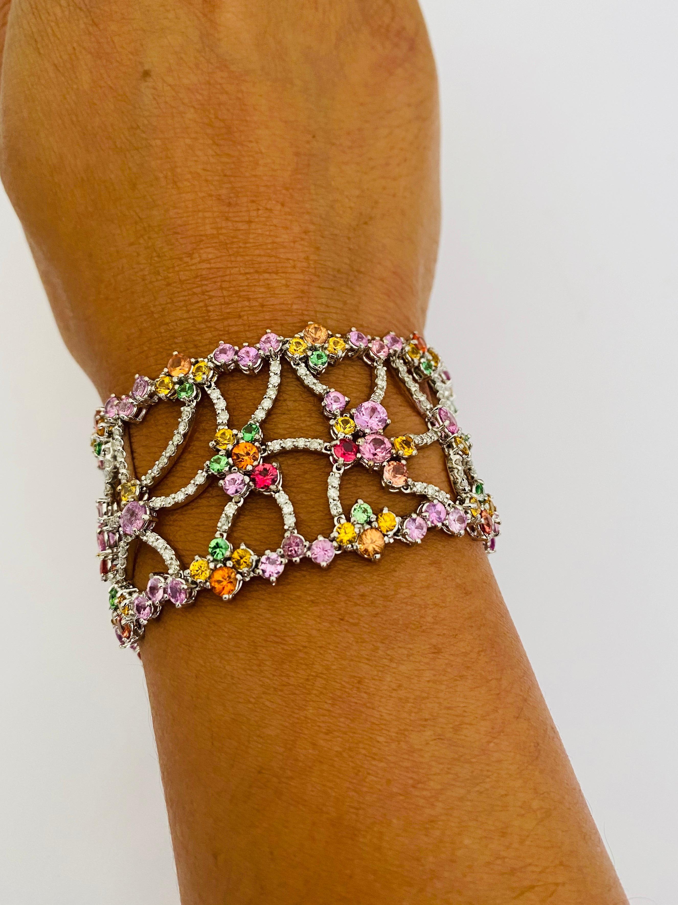 Taglio rotondo Bracciale con dichiarazione in oro bianco 14 carati con zaffiro naturale e diamante da 25,72 carati in vendita