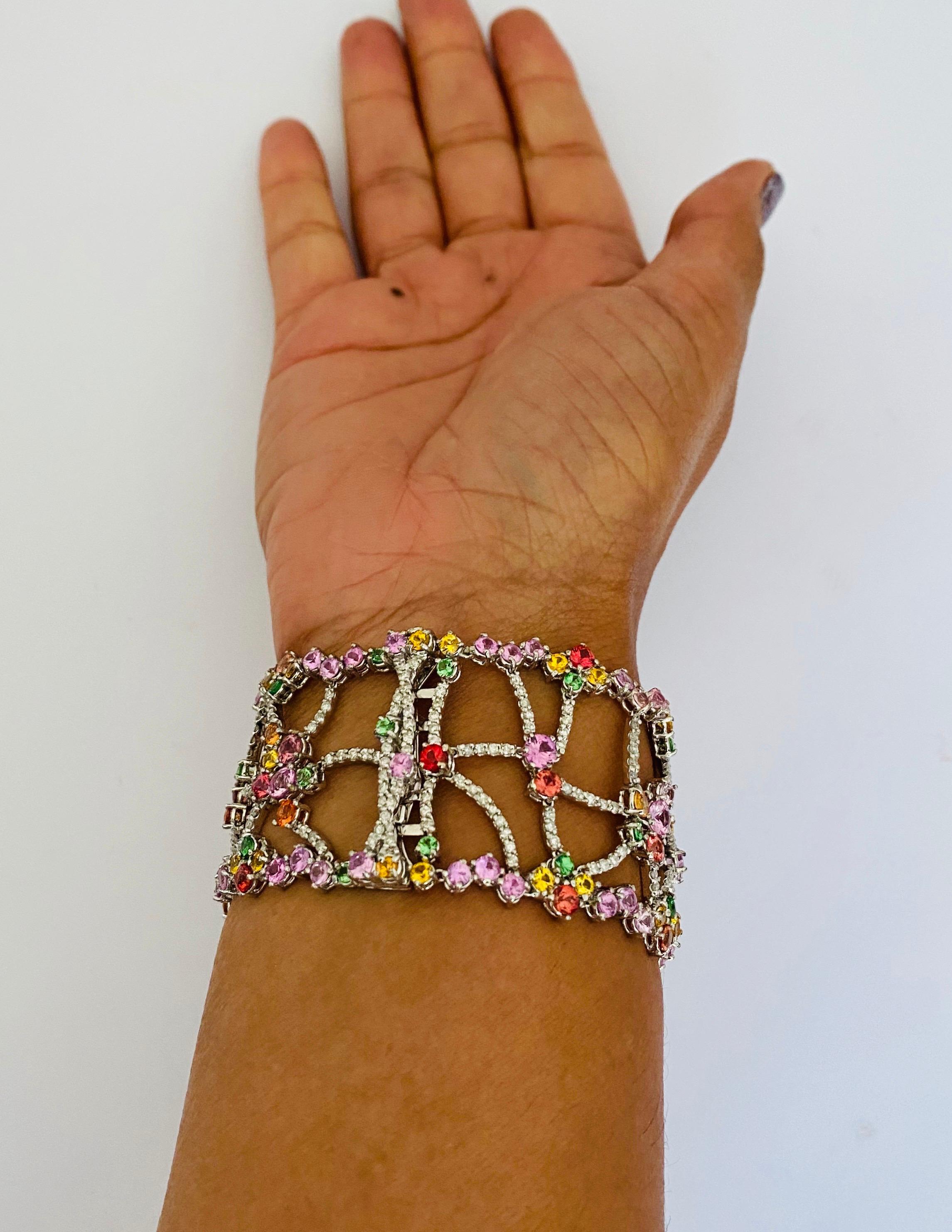 Donna Bracciale con dichiarazione in oro bianco 14 carati con zaffiro naturale e diamante da 25,72 carati in vendita