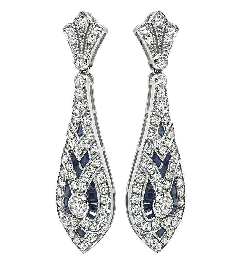 Questo è un affascinante paio di orecchini in platino. Gli orecchini sono caratterizzati da scintillanti diamanti a taglio rotondo che pesano circa 2.57 carati. Il colore dei diamanti è H. H. I con purezza VS. I diamanti sono accentuati da deliziosi