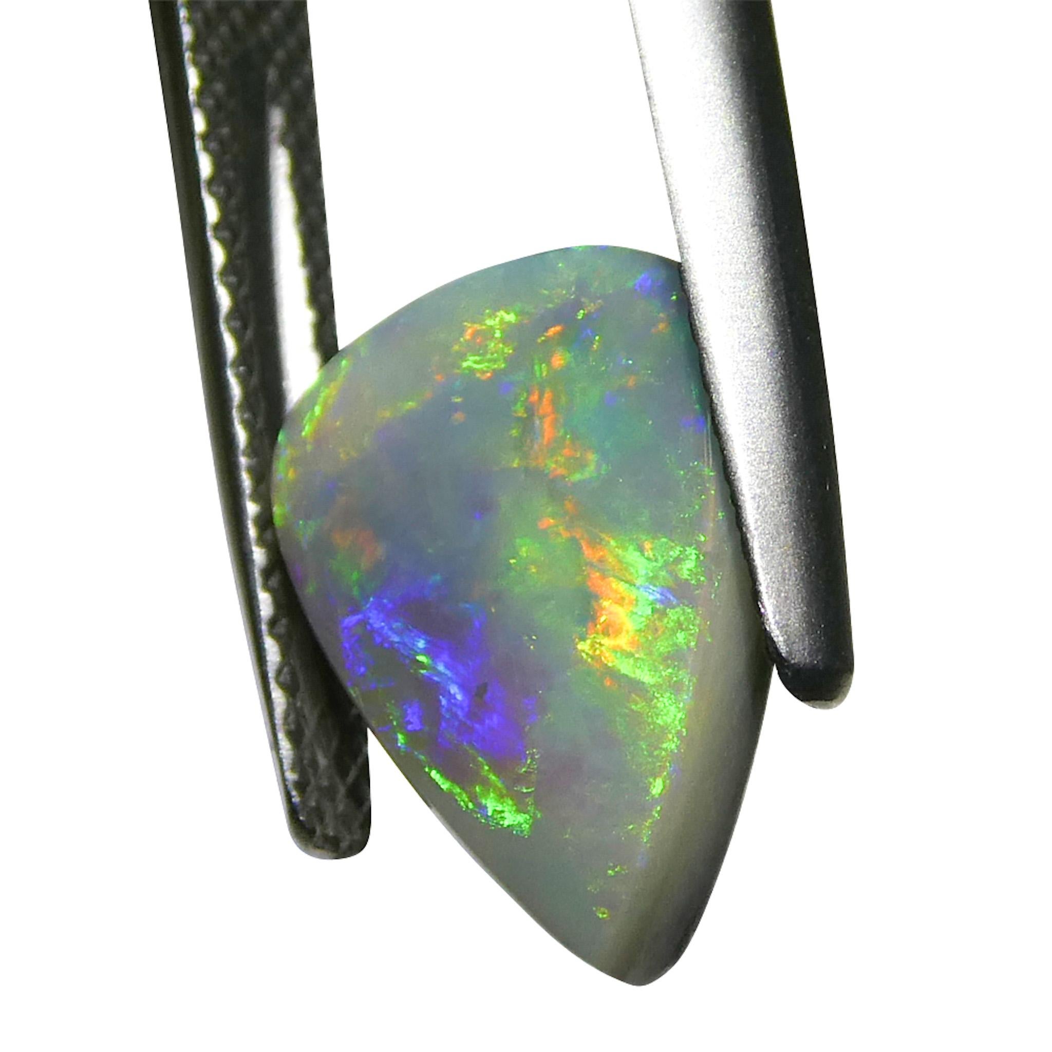2.57ct Opale grigio cabochon a forma libera dall'Australia in vendita 8