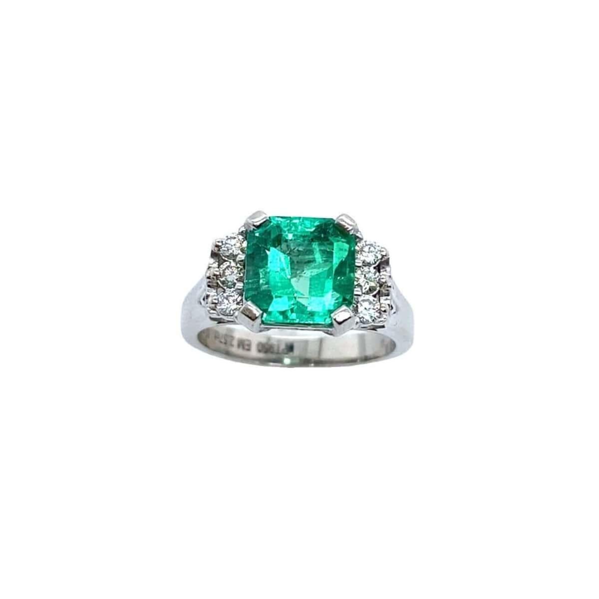 2,57ct Square Cut Natural Emerald Ring, Set mit 3 Diamanten an den Seiten.
Dieser wunderschöne Ring ist mit einem 2,57 ct. großen natürlichen Smaragd besetzt, der in ein Platinband eingefasst ist. Die funkelnden 0,23 Karat Diamanten im runden