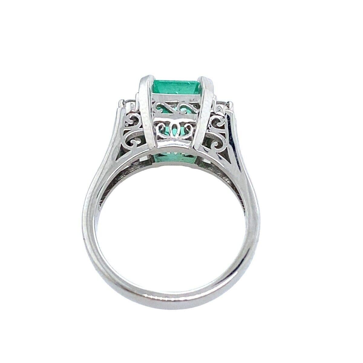 2,57ct Square Cut Natural Emerald Ring mit 3 Diamanten auf Seiten im Zustand „Neu“ in London, GB