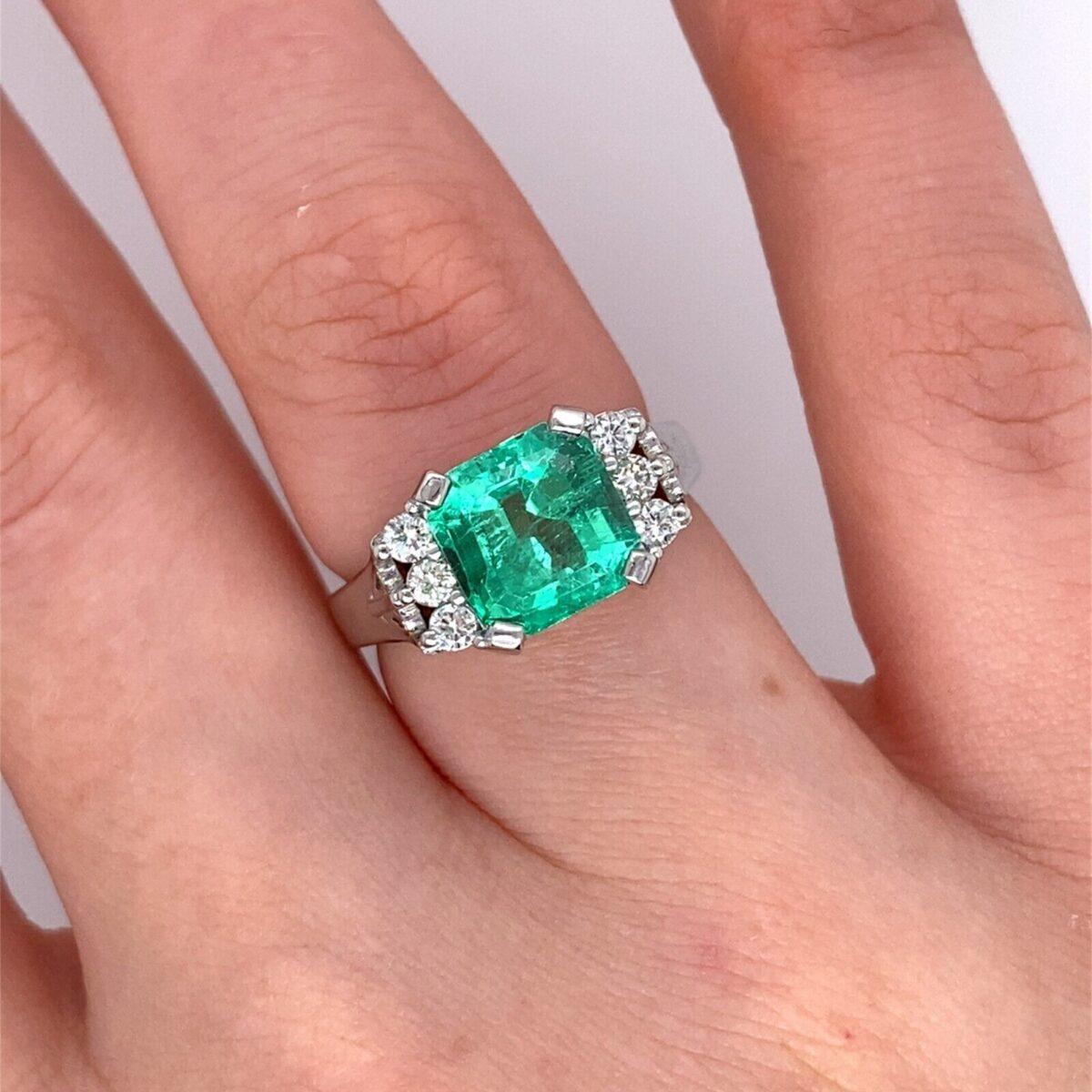 2,57ct Square Cut Natural Emerald Ring mit 3 Diamanten auf Seiten Damen