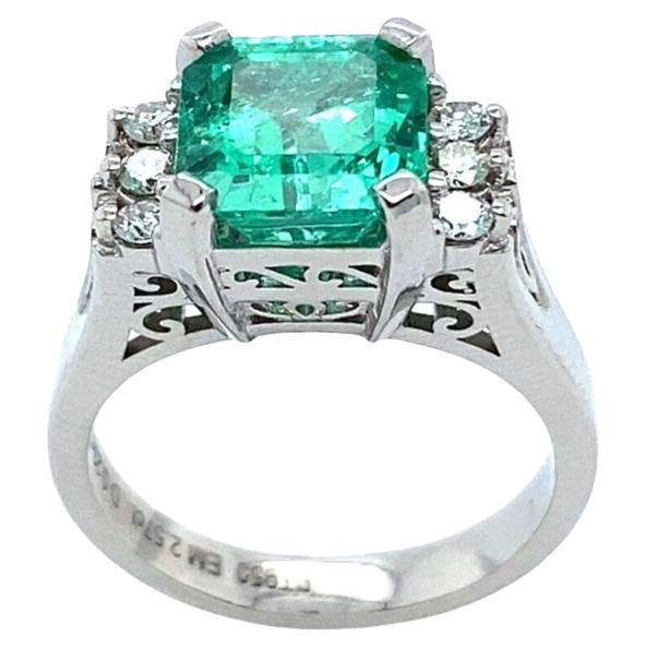 2,57ct Square Cut Natural Emerald Ring mit 3 Diamanten auf Seiten