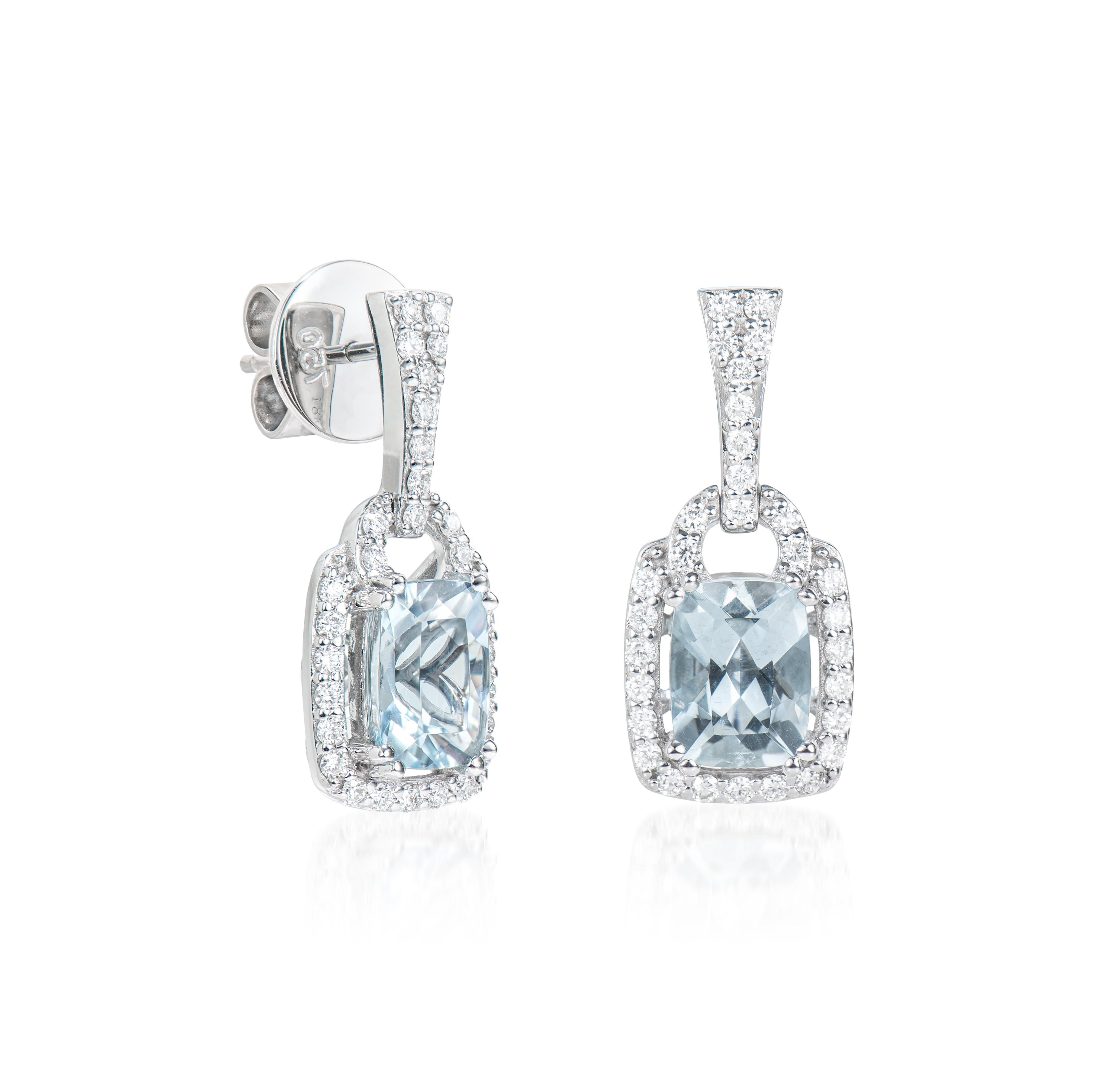 Questa collezione presenta una serie di acquemarine con una tonalità blu ghiaccio che non ha nulla da invidiare alle altre! Accentuati da diamanti bianchi, questi orecchini a goccia sono realizzati in oro bianco e presentano un look classico ed