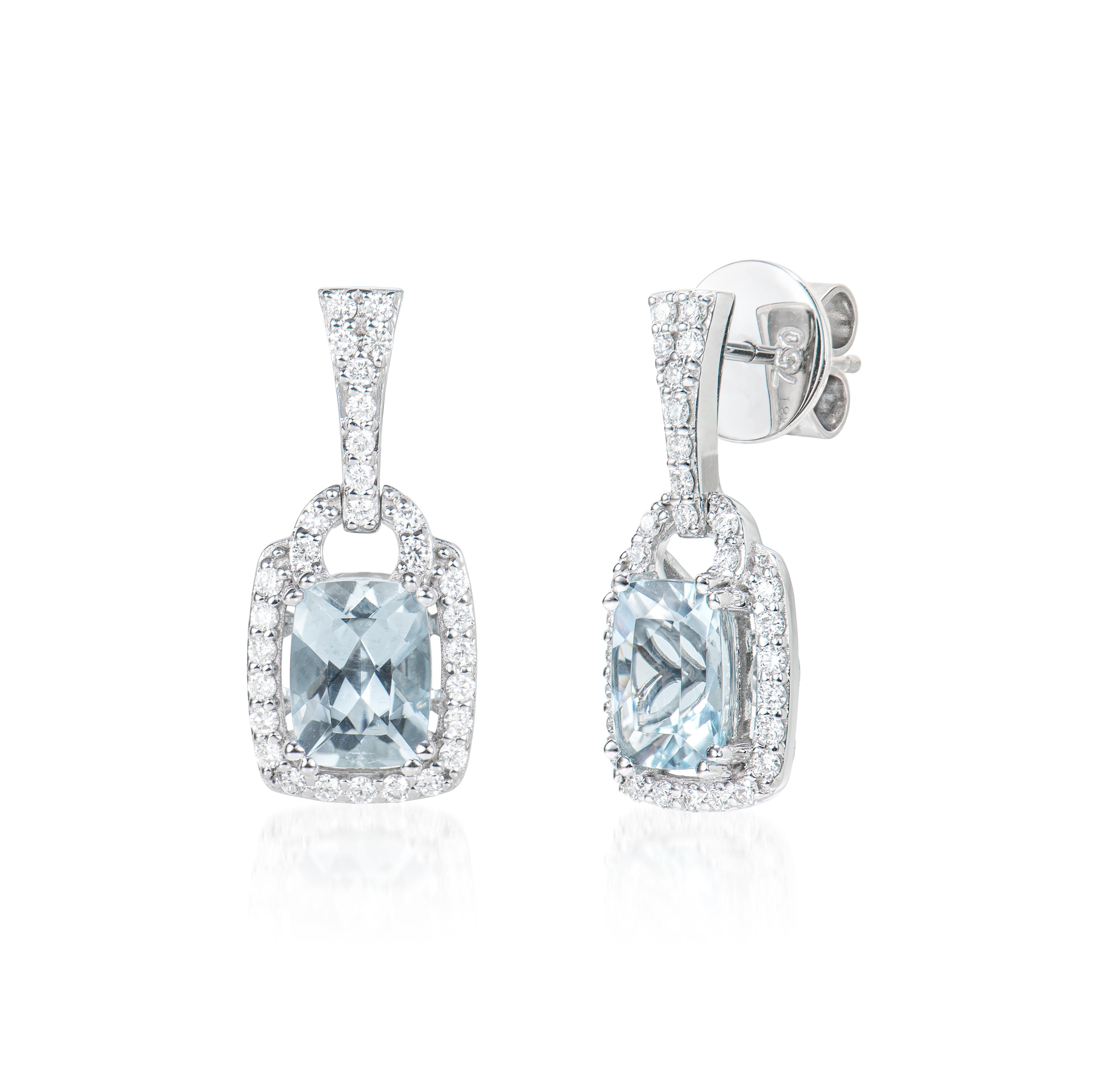 Taglio cuscino Sunita Nahata Acquamarina 2.58ct. Orecchini a goccia in 18KWG con diamante in vendita