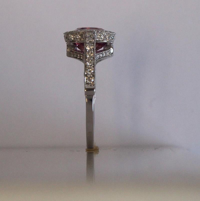 2,58 Karat Großes Kissen Natürlicher Fancy Pink Saphir und Diamant Ring Platin im Zustand „Hervorragend“ im Angebot in West Hollywood, CA