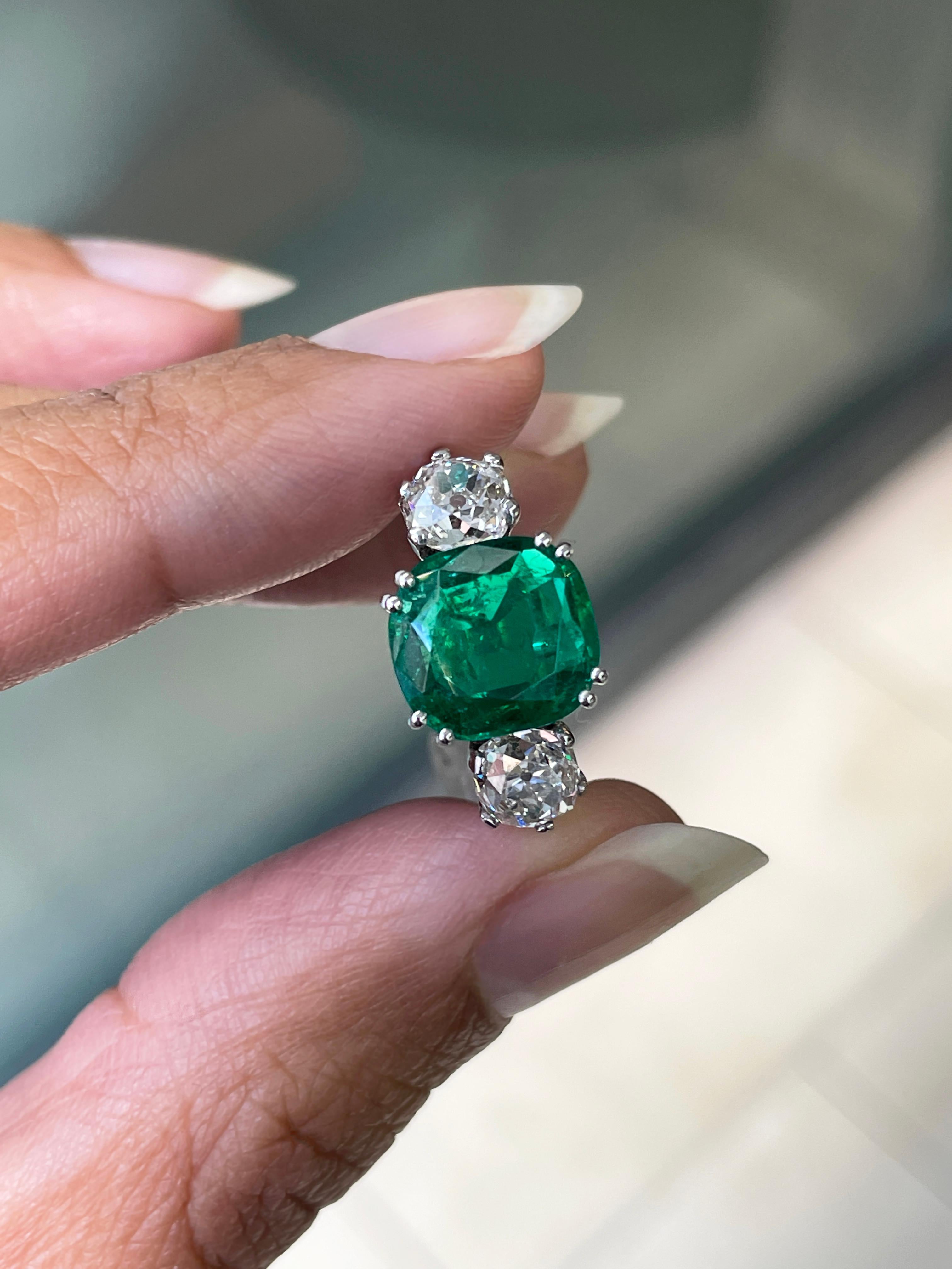 2,58 Karat kolumbianischer Smaragd und Diamant im Altschliff mit drei Steinen Verlobungsring (Viktorianisch) im Angebot