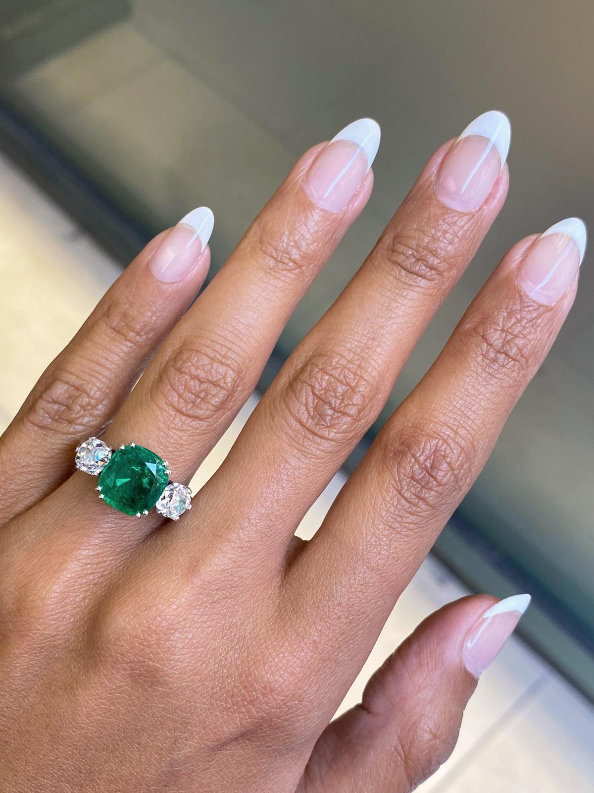 2,58 Karat kolumbianischer Smaragd und Diamant im Altschliff mit drei Steinen Verlobungsring im Zustand „Hervorragend“ im Angebot in London, GB