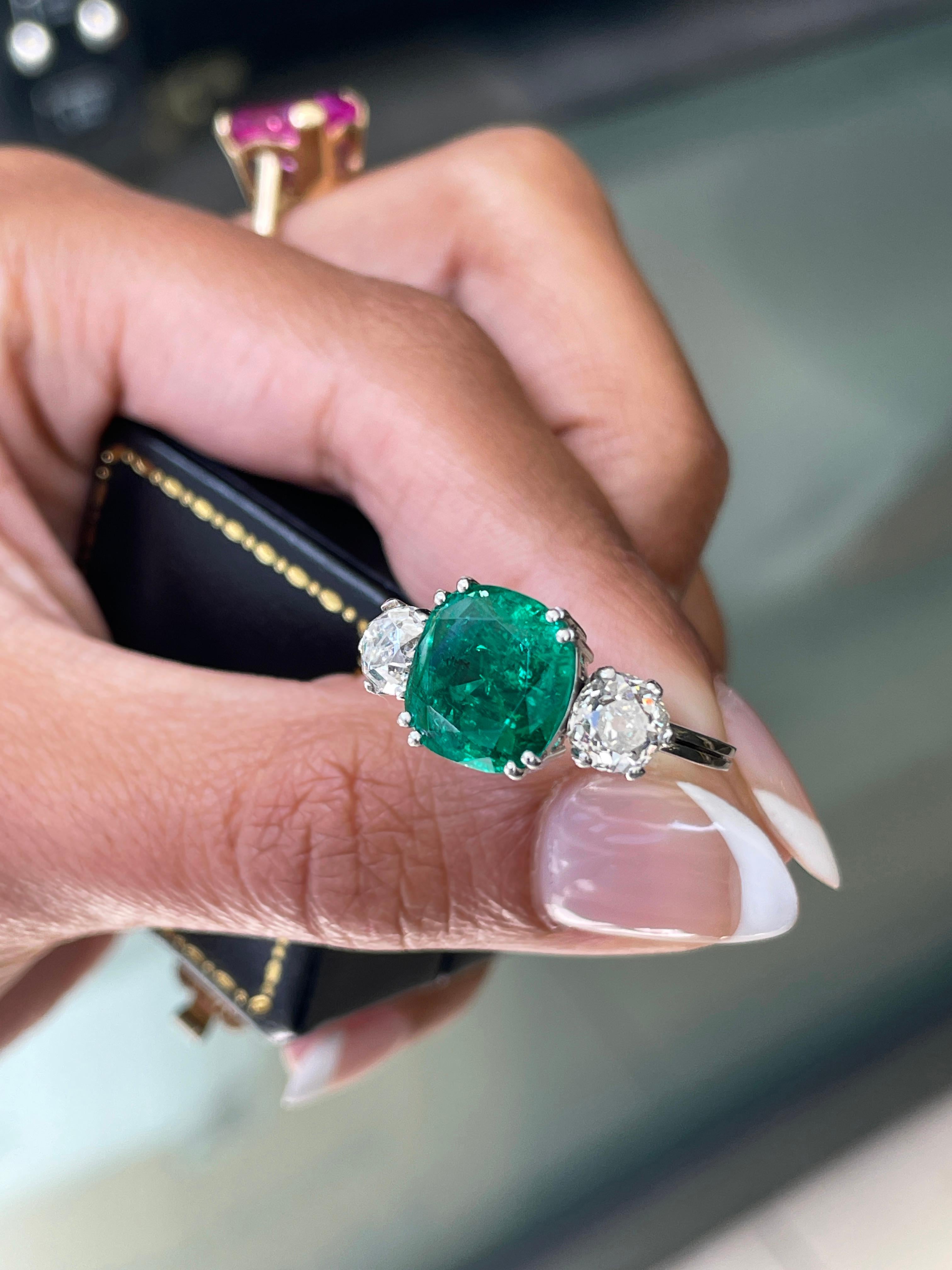 2,58 Karat kolumbianischer Smaragd und Diamant im Altschliff mit drei Steinen Verlobungsring für Damen oder Herren im Angebot