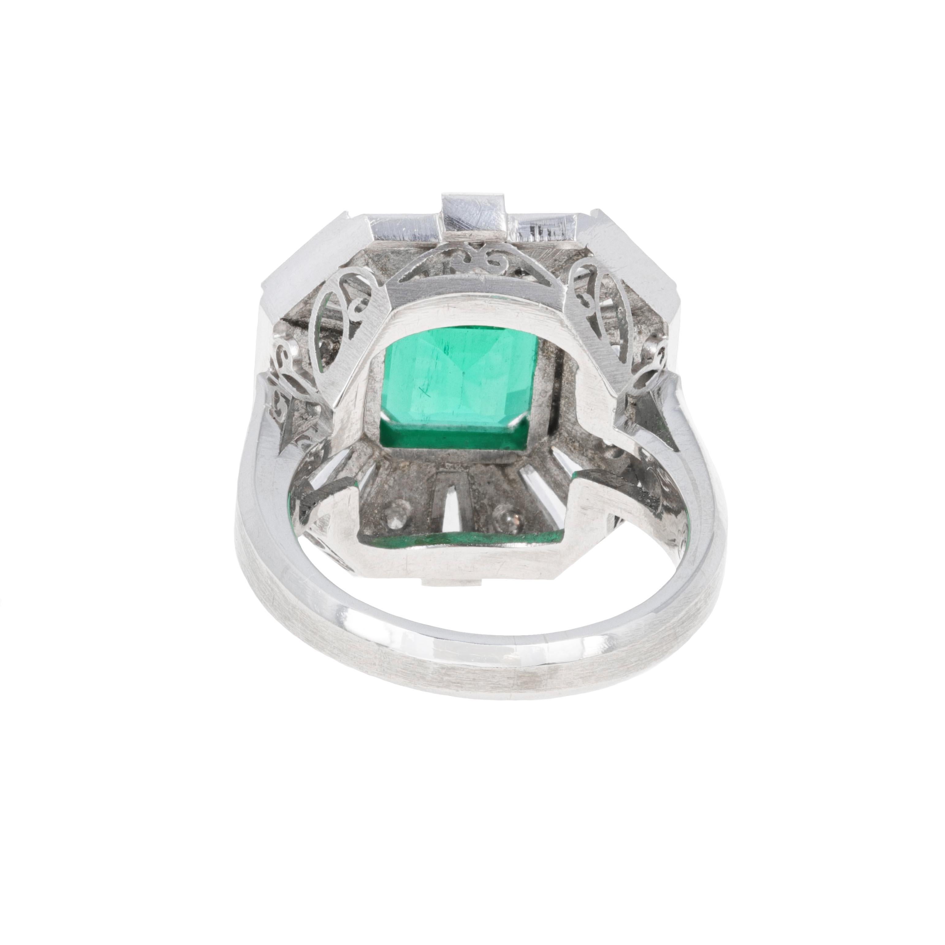 2.58 Carat Columbian Emerald and Diamond Cocktail Ring In Excellent Condition In Beverly Hills, CA