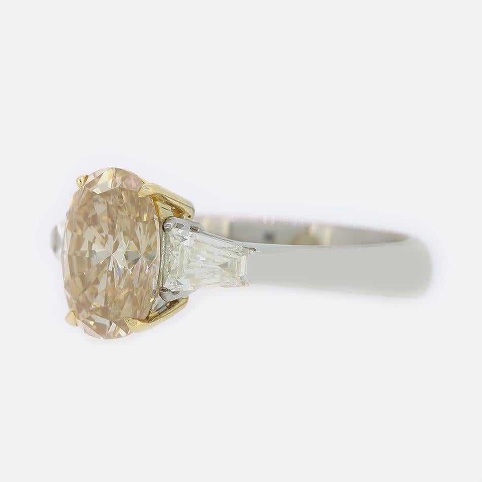 Il s'agit d'une bague solitaire en diamant de 2,58 carats, tout à fait exceptionnelle. La pierre centrale ovale taillée en brillant est sertie dans une monture à quatre griffes et arbore une superbe couleur 