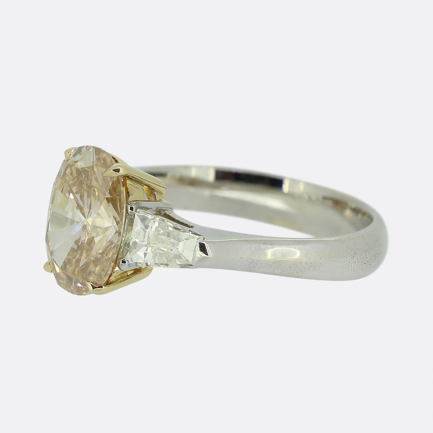 Hier haben wir einen wirklich außergewöhnlichen Diamantring mit drei Steinen. In der Mitte des Gesichts befindet sich ein einzelner ovaler, facettierter Naturdiamant mit einer sensationellen 