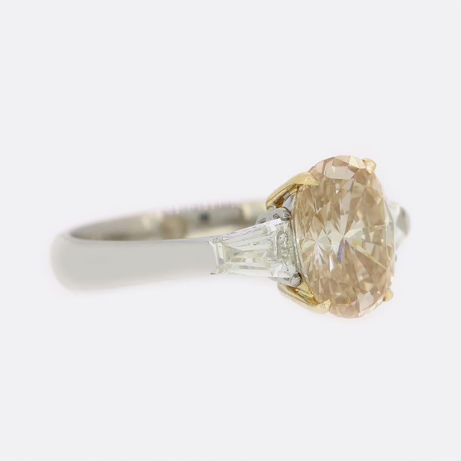 Taille brillant Bague de fiançailles avec un diamant de 2,58 carats de couleur brun-jaune-orange en vente