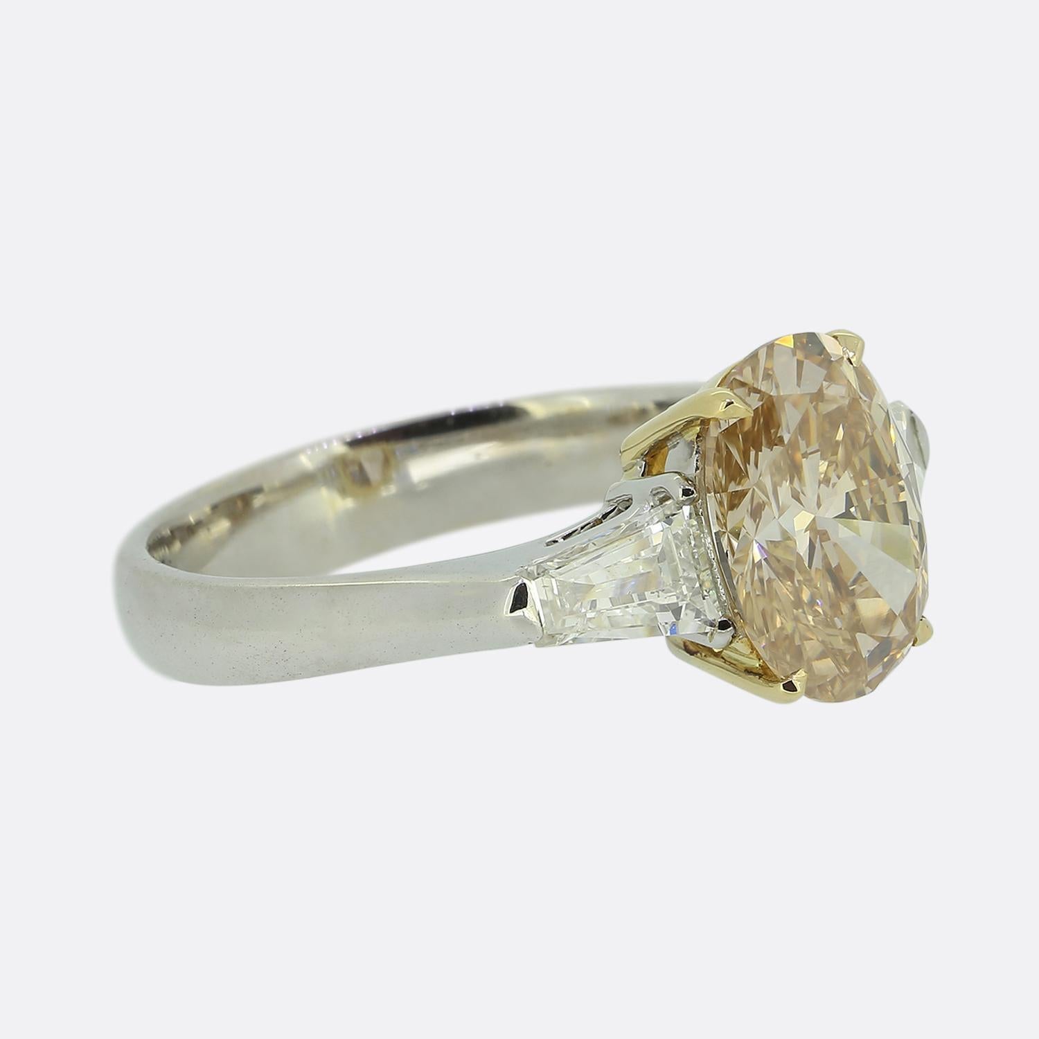 2,58 Karat Ausgefallener brauner, gelber, gelber und orangefarbener Diamant-Verlobungsring (Ovalschliff) im Angebot
