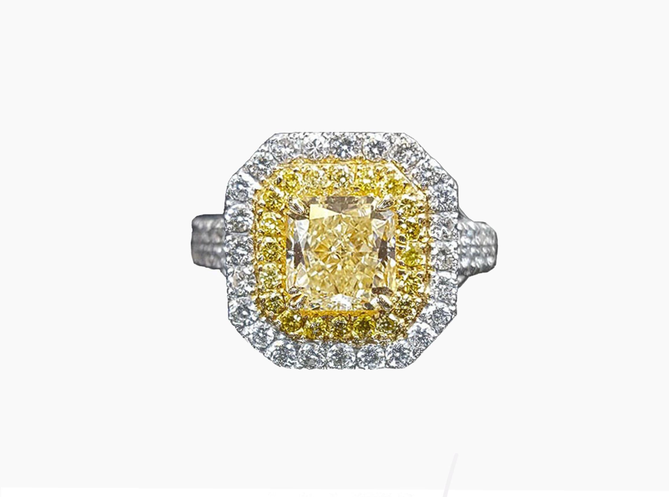 Georgiano Anello aureolato con diamante giallo e bianco naturale da 2,58 carati in oro 18 carati. in vendita