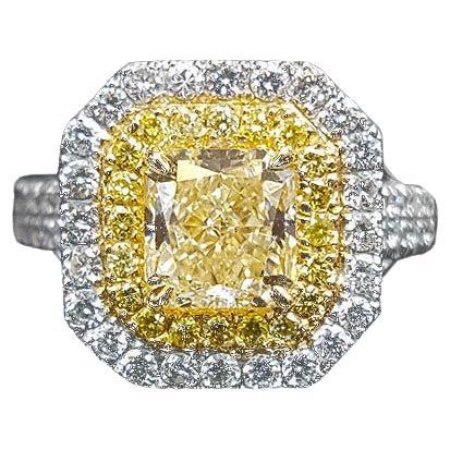Anello aureolato con diamante giallo e bianco naturale da 2,58 carati in oro 18 carati. in vendita