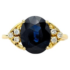 Anillo de zafiro azul talla oval de 2,58 quilates con diamantes en oro amarillo de 18 quilates