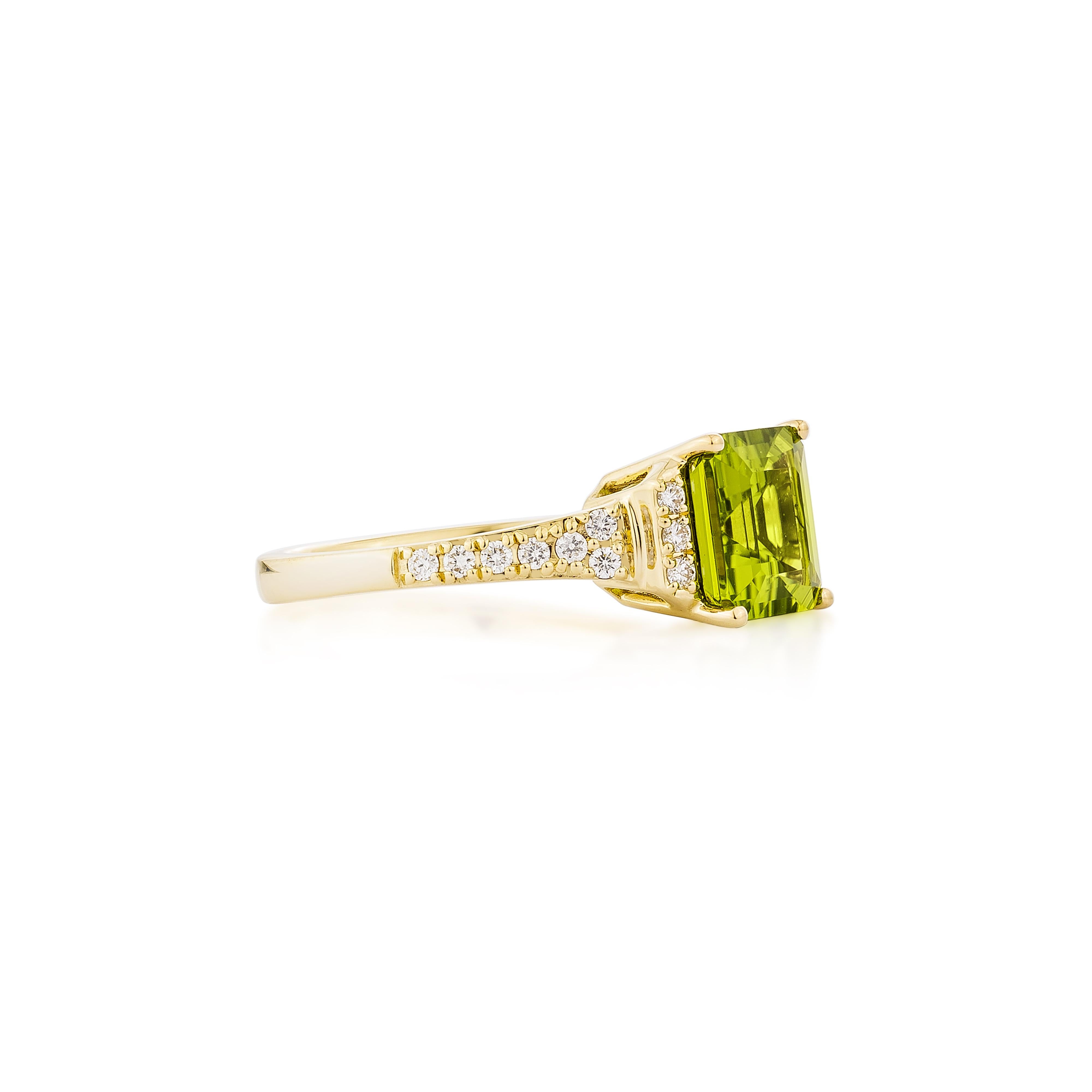 Präsentiert Eine schöne Auswahl an Juwelen, darunter  Der Peridot, Rhodolith, ist ideal für Menschen, die Qualität schätzen und ihn zu jeder Gelegenheit oder Party tragen möchten. Einer von ihnen ist ein Peridot-Ring aus Gelbgold mit einem