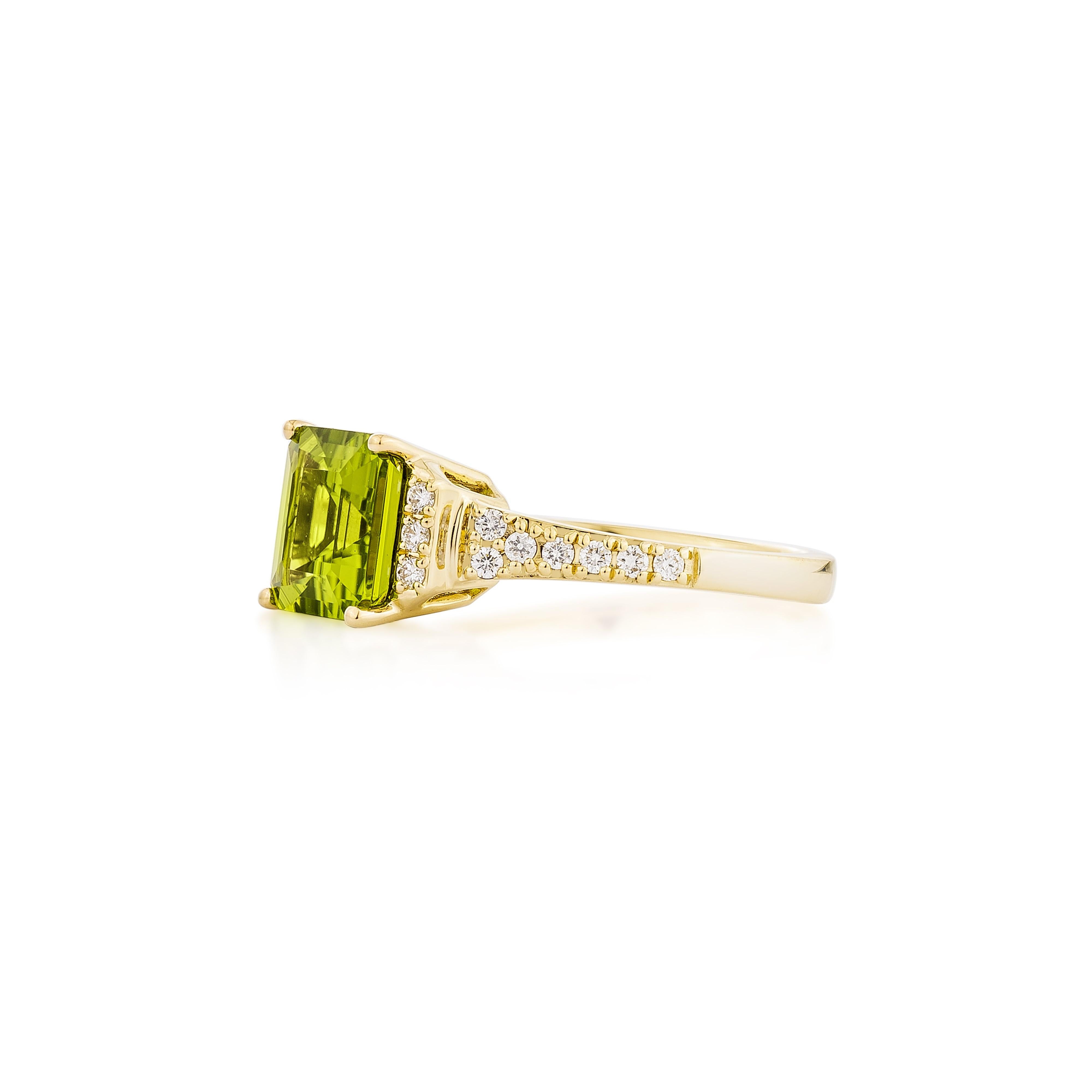 Contemporary 2.58 Carat Peridot Fancy Ring in 18 Karat Yellow Gold with White Diamond.   For Sale