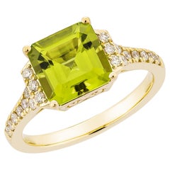 2,58 Karat Peridot Ausgefallener Ring aus 18 Karat Gelbgold mit weißem Diamant.  