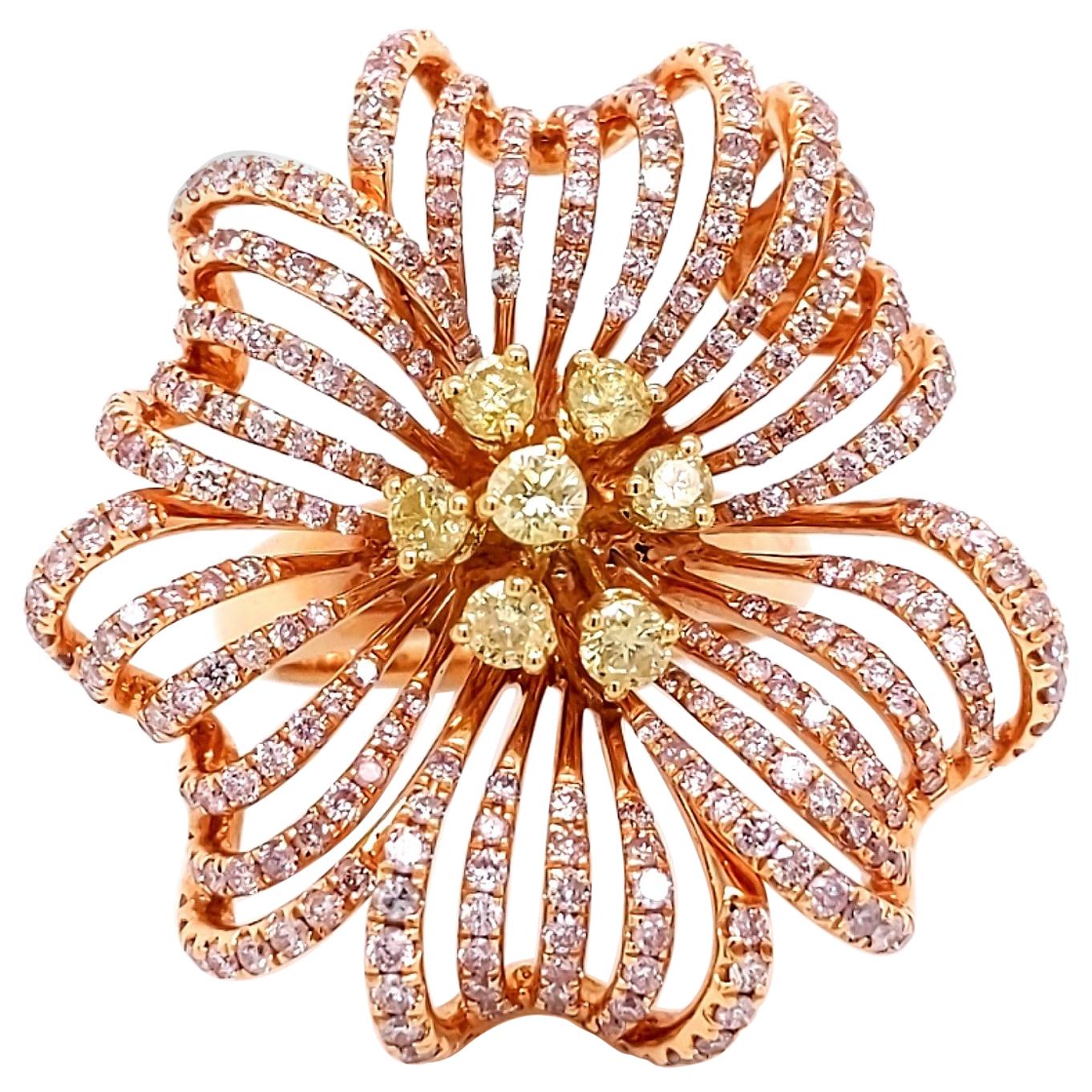 Bague fleur en or rose 18k de 2,58 carats de diamants de couleur naturelle jaune et rose en vente