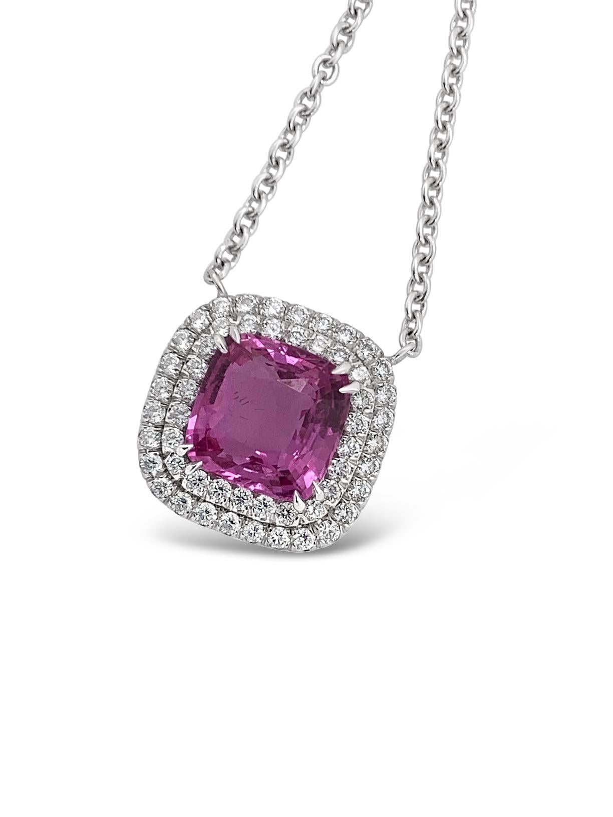 Zaffiro rosa da 2,58 carati (senza calore) con aureola di diamanti da 1,75 carati di peso totale. I diamanti hanno colore G e purezza VS. Catena e montatura in platino.