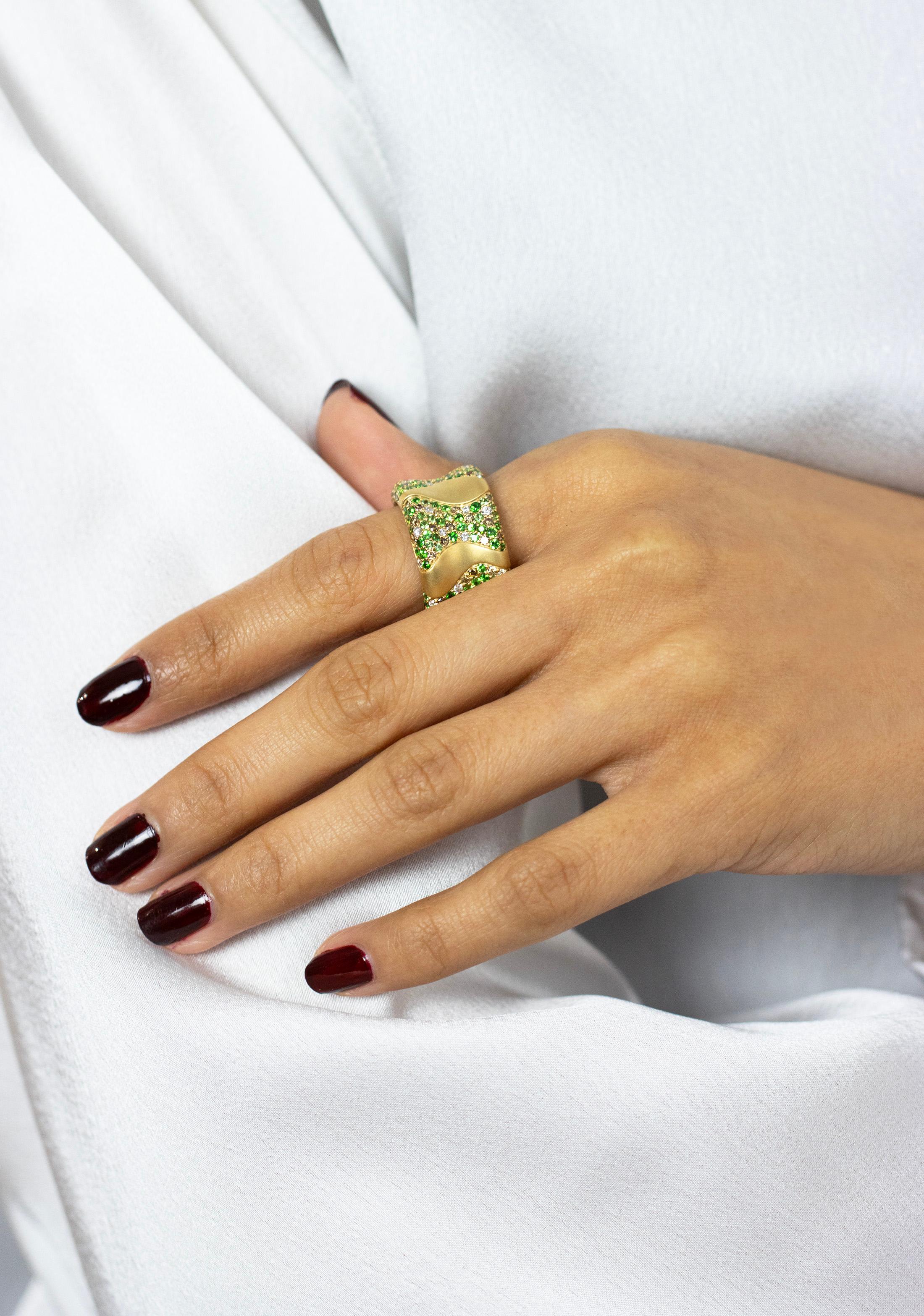2.58 Carats Total Tsavorite ronde mixte, Brown, & White Diamond Fashion Ring Neuf - En vente à New York, NY