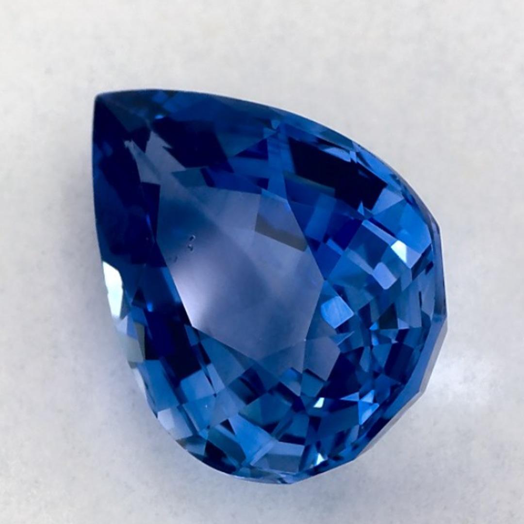 Questo zaffiro blu naturale offre eleganza e raffinatezza. Con la sua ricca saturazione del colore e il taglio preciso, è il centro perfetto per un anello di fidanzamento o un design di gioielli di lusso.

Questo zaffiro proviene dallo Sri Lanka