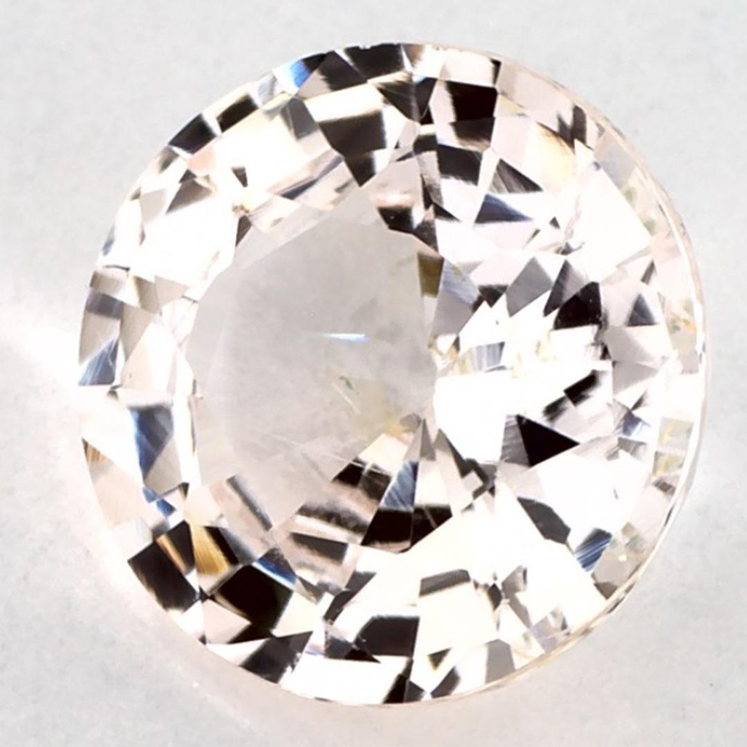 Questo zaffiro rosa naturale offre eleganza e raffinatezza. Con la sua ricca saturazione del colore e il taglio preciso, è il centro perfetto per un anello di fidanzamento o per un design di gioielli di lusso.

Questo zaffiro proviene dallo Sri