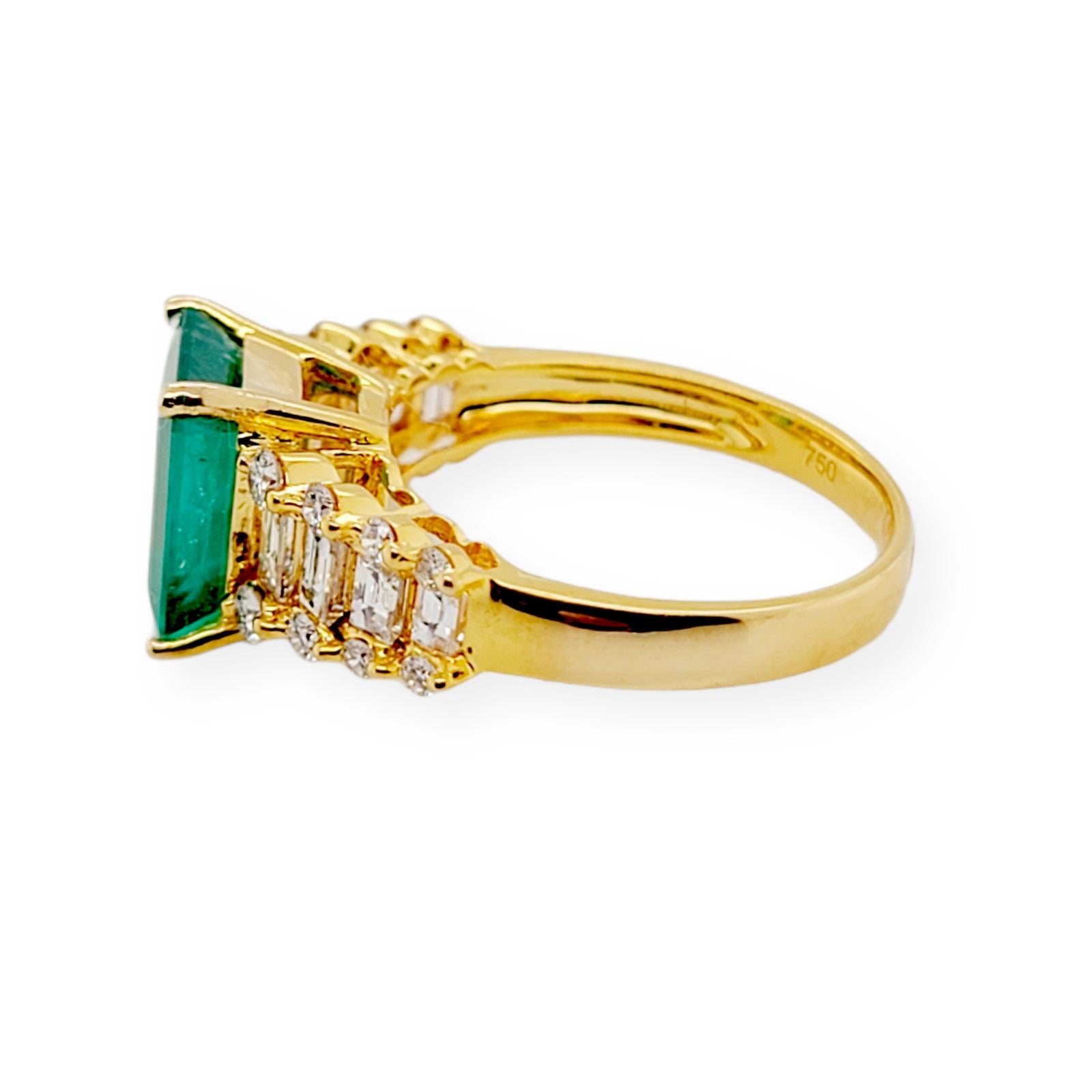 Round Cut 2.58 Ct Zambian Emerald & 1.03 Ct Diamonds in 18k Yellow Gold Engagement Ring For Sale