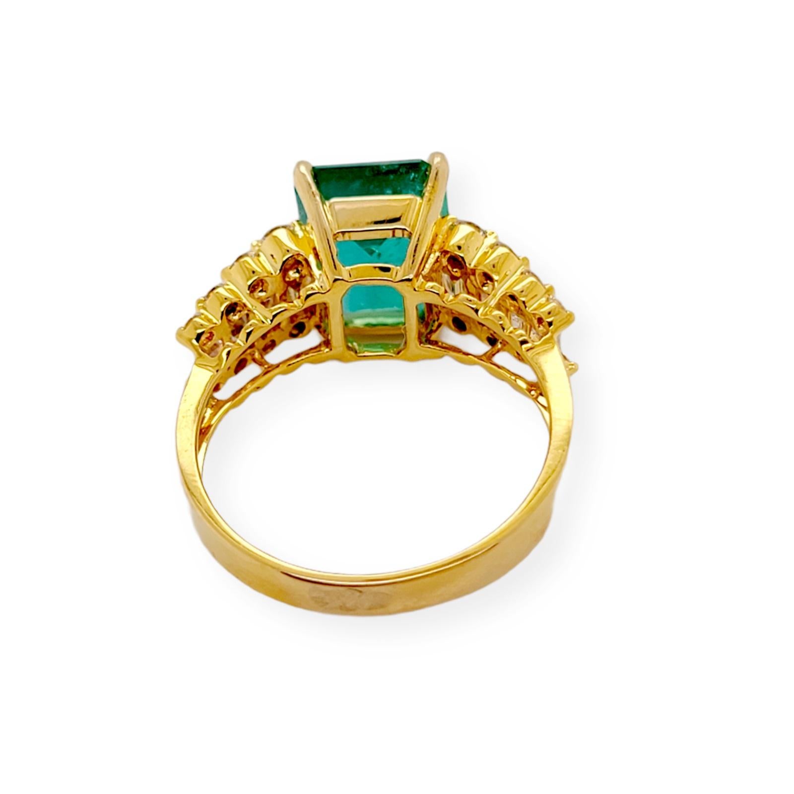 2.58 Ct Zambian Emerald & 1.03 Ct Diamonds in 18k Yellow Gold Engagement Ring In Excellent Condition For Sale In Los Angeles, CA